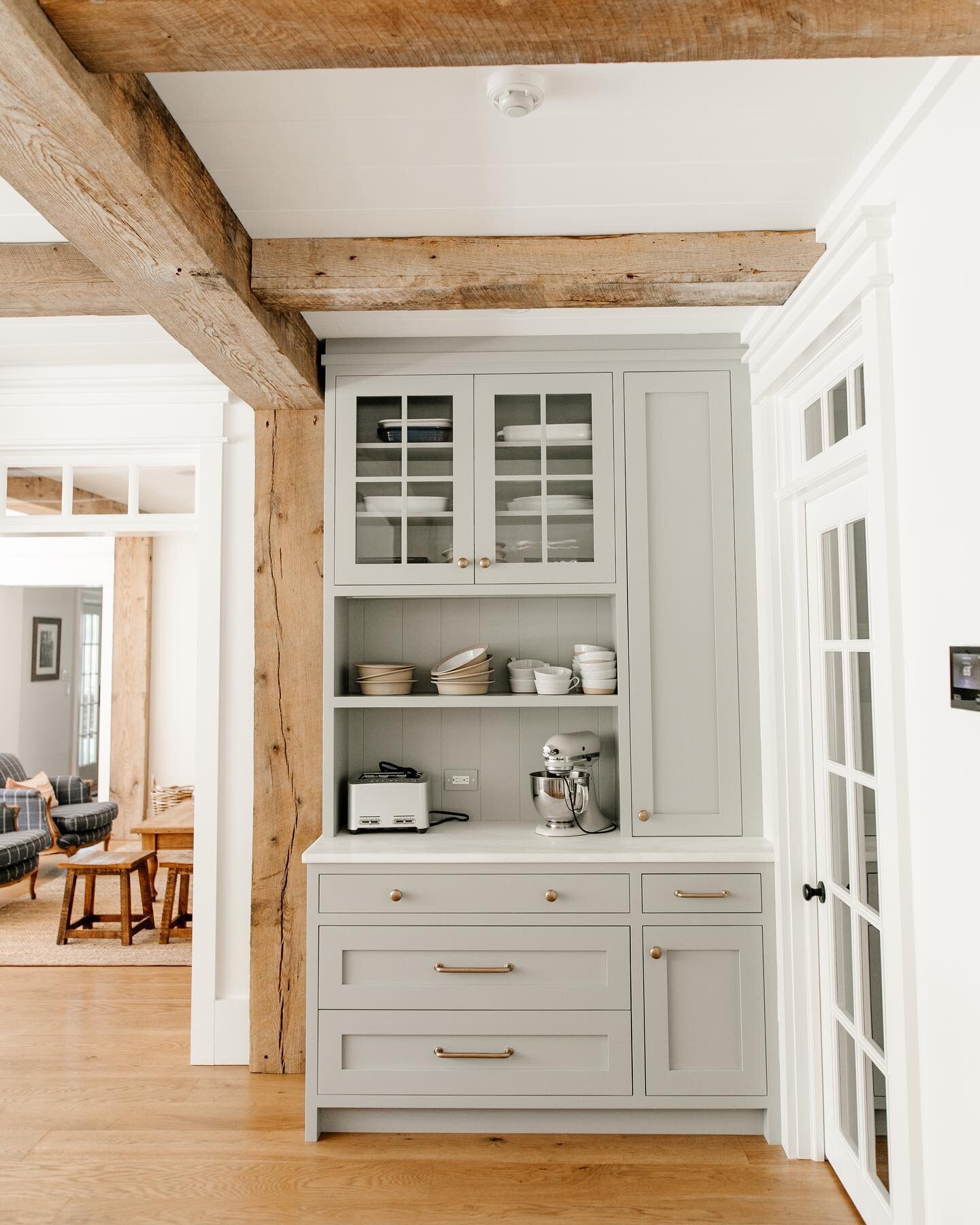 So many beautiful details in this space but I think my favorites might include the exposed beams + all the natural light 🤩 happy Wednesday from #TheDevonHome