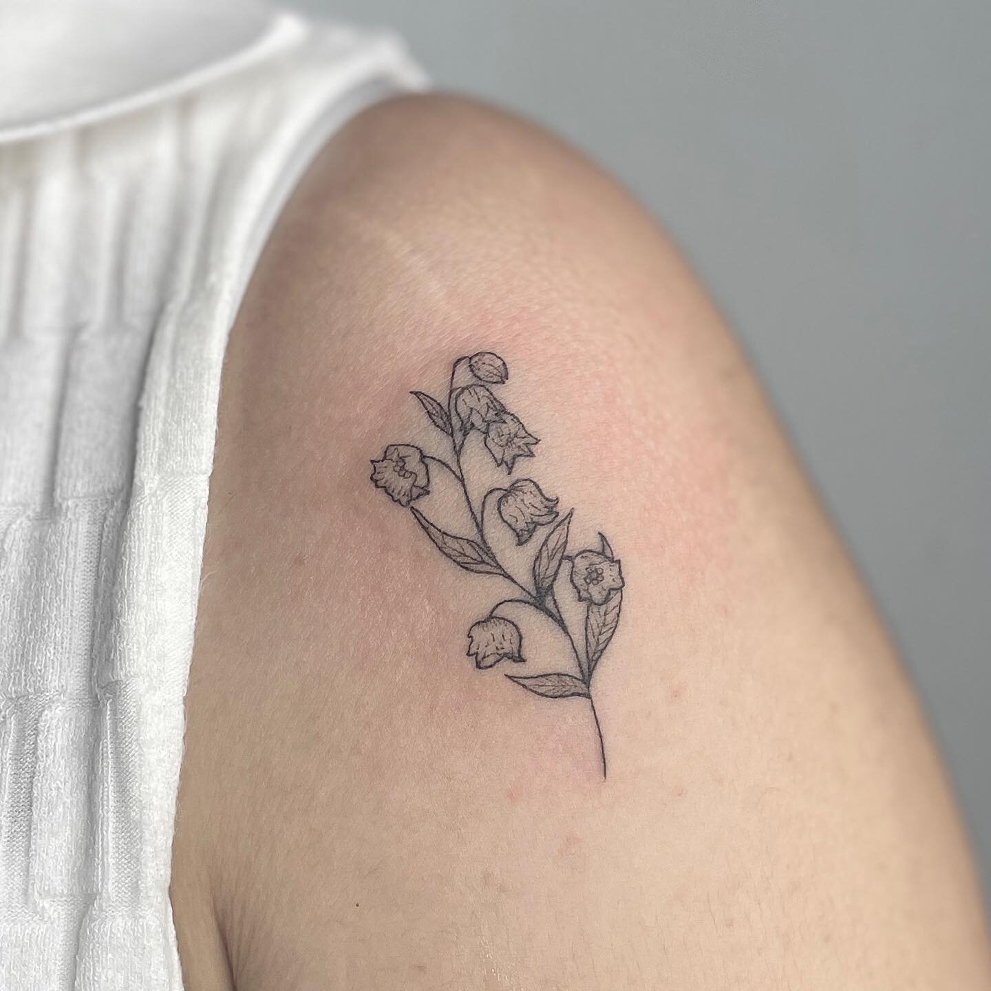 A pretty one from my flash for Sarah&rsquo;s first tattoo! Thank you so much for coming in and trusting me 🌼🤍
.
.
.

#tattoo #tattoos #tattooing #newyork #nyc #finelinetattoo #fineline #blackworktattoo #linework #tattooed #spring #summer #newyorkta