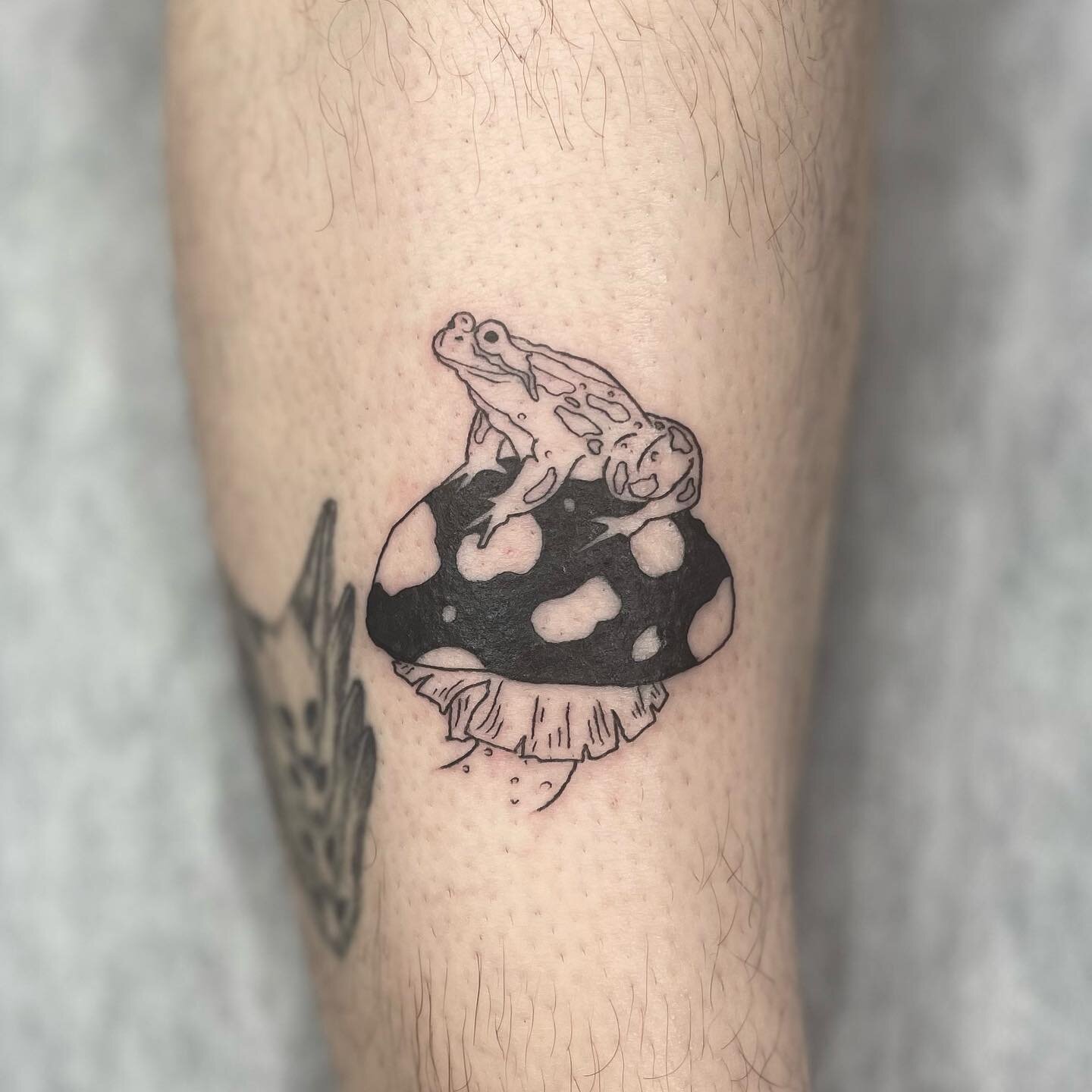 Happy Halloween! Here&rsquo;s a cute little frog from my flash, thank you to everyone who came in for the Halloween Event! 🎃💕
.
.
#halloween #halloweentattoo #spooky #spookyseason #spookytattoo #frog #frogtattoo #mushroom #mushroomtattoo #toad #toa