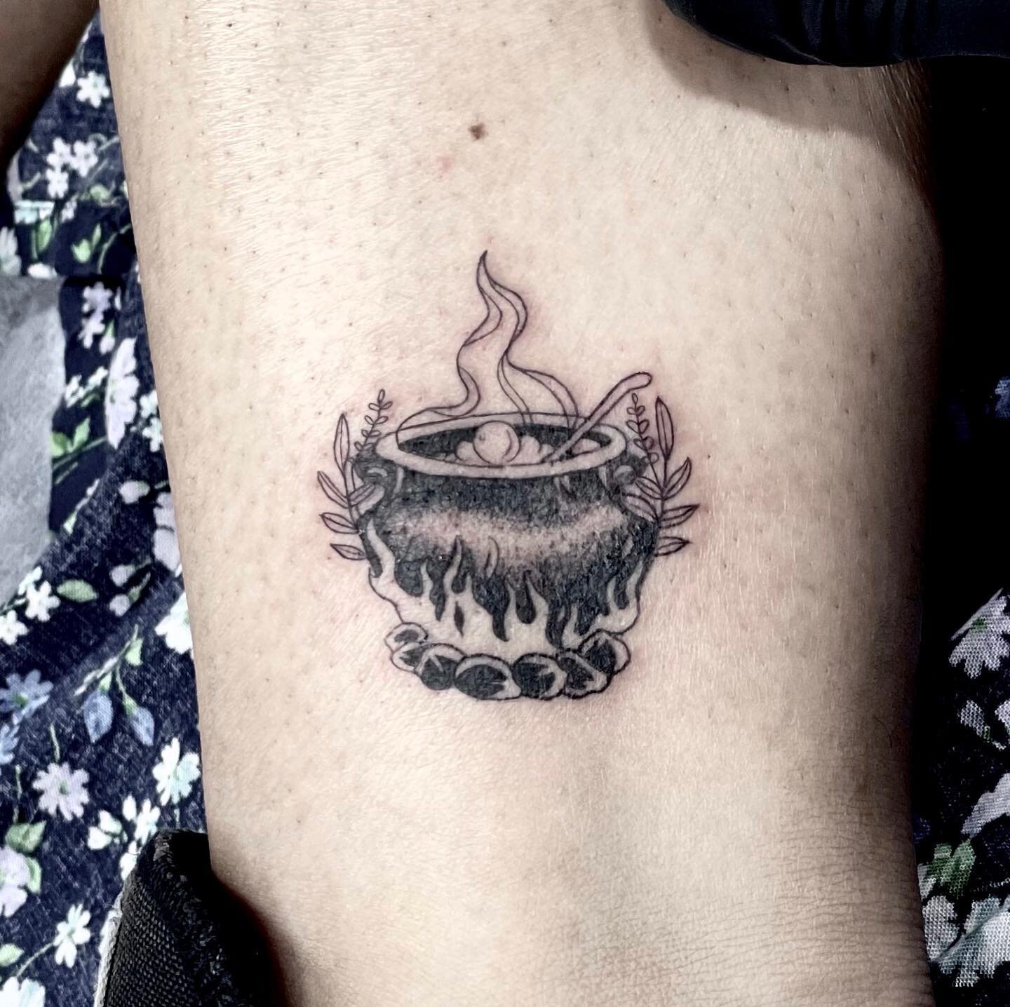 So glad I got to do this one off my Halloween flash! Thanks for coming in @witchbaitt ✨🖤
.
.
#tattoo #tattoos #halloween #witch #cauldron #spookyseason #potion