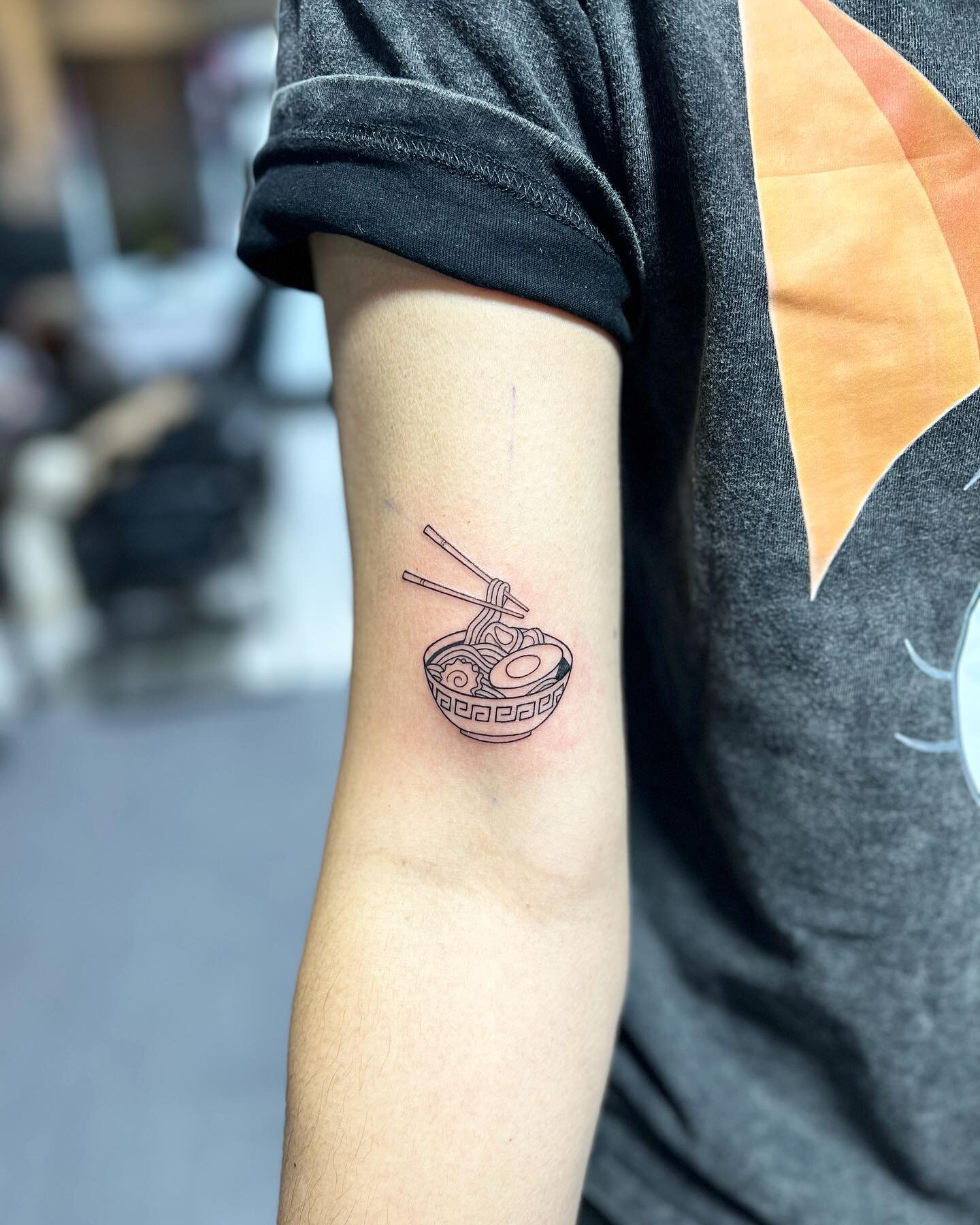 Who is ready for some ramen?
#ramentattoo #bowtattoo #noodletattoo #finelinetattoo #smalltattoo #biceptattoo #nyctattoo #nyctattooartist #tattoos