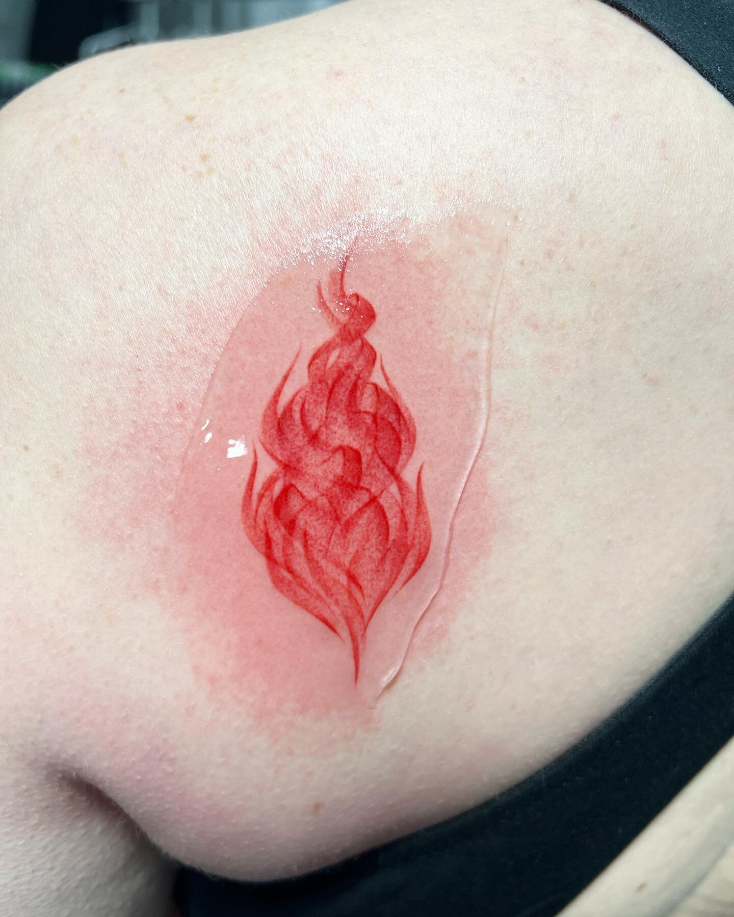 On fire 🔥 

#fire #firetattoo #flametattoo #finelinetattoo #backtattoo #nyctattoo #nyctattooartist #jingstattoo #femaletattooartist