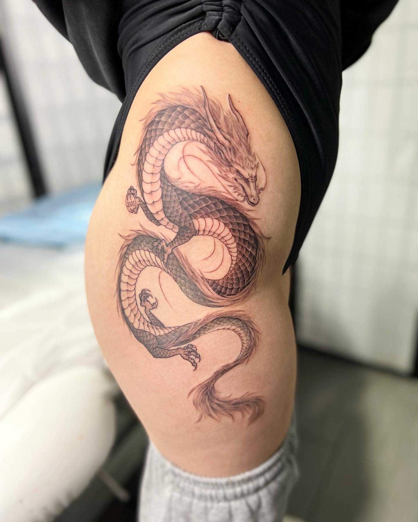 Love doing Dragon during the year of Dragon! Loong. Thank you Diara for staying with me for two sessions!
#dragontattoo #loong #hiptattoo #thightattoo #nyctattoo #nyctattooartist #artist #dragon #femaletattooartist #tattoos #yearofdragon #龙