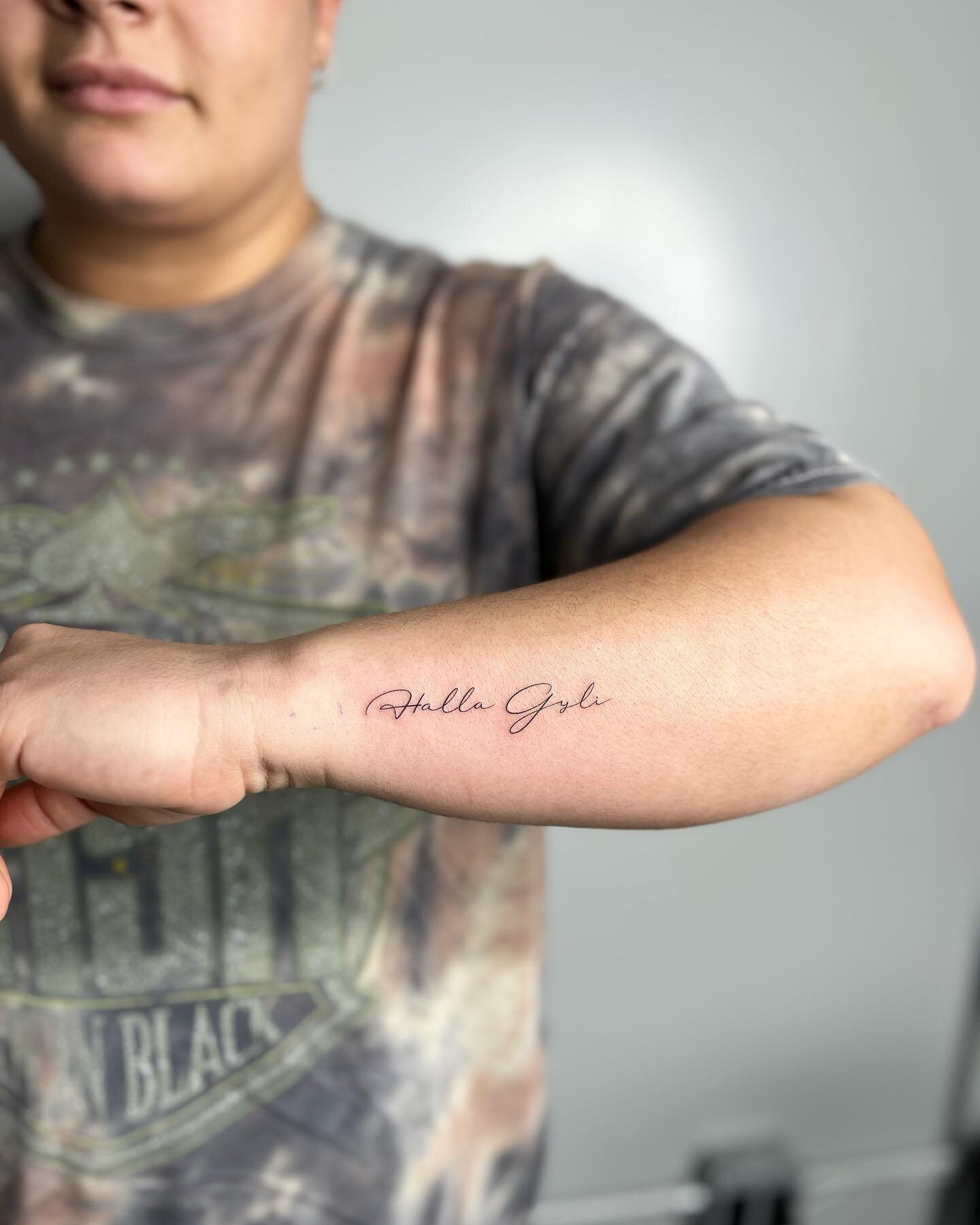 &ldquo;Its a memorial tattoo-a nickname that I call my aunt all the time, and today was her birthday.&rdquo; 
Thank you Donika for the trust and still coming back to me after 5 years.
#memorialtattoo #letteringtattoo #wristtattoo #finelinetattoo #fin
