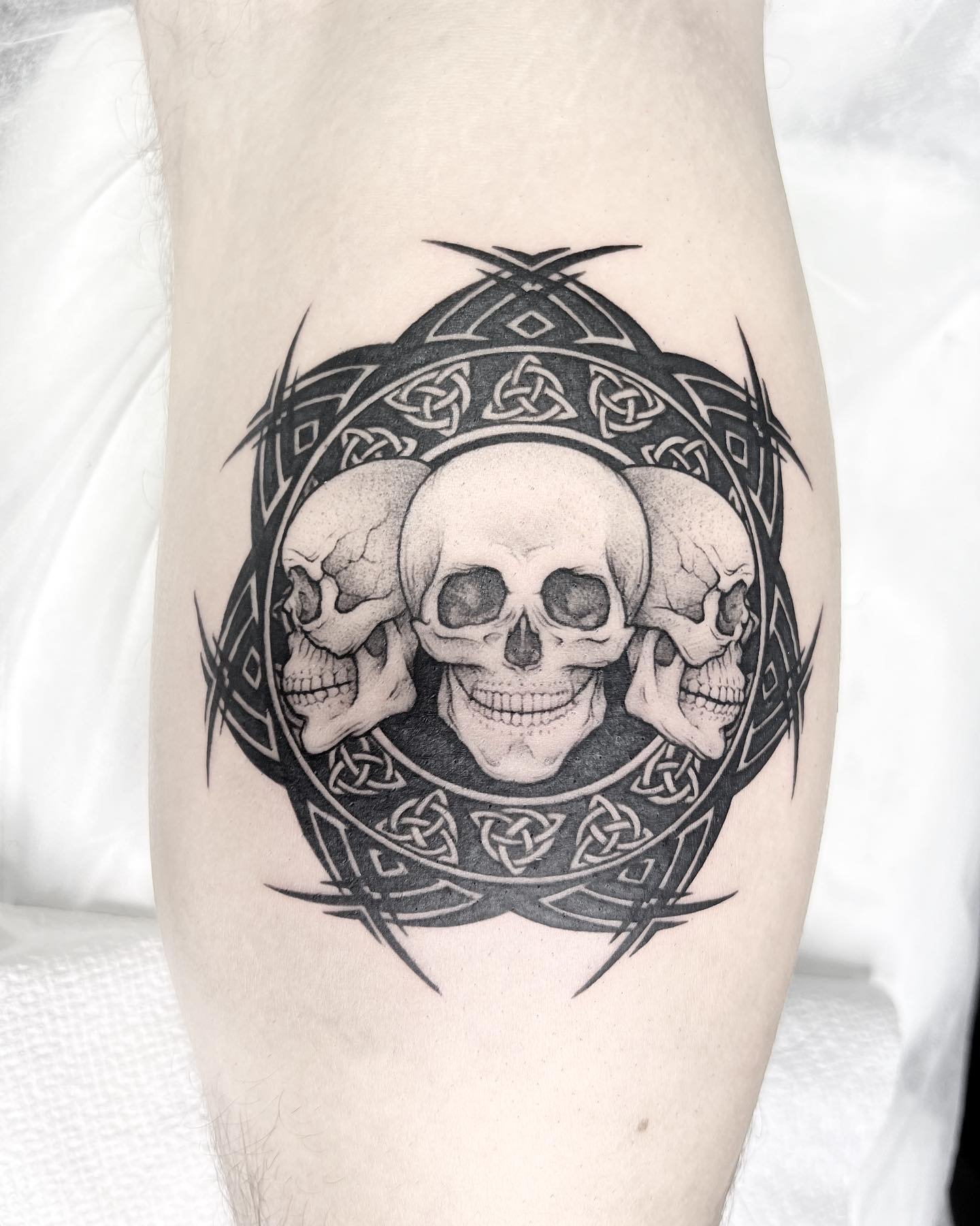 Skeletons combined with negative space trinity tribal design.
#calftattoo #trinitytattoo #tribaltattoo #tattooidea #femaletattooartist #nyctattoo #nycartist #tattooartist #刺青
