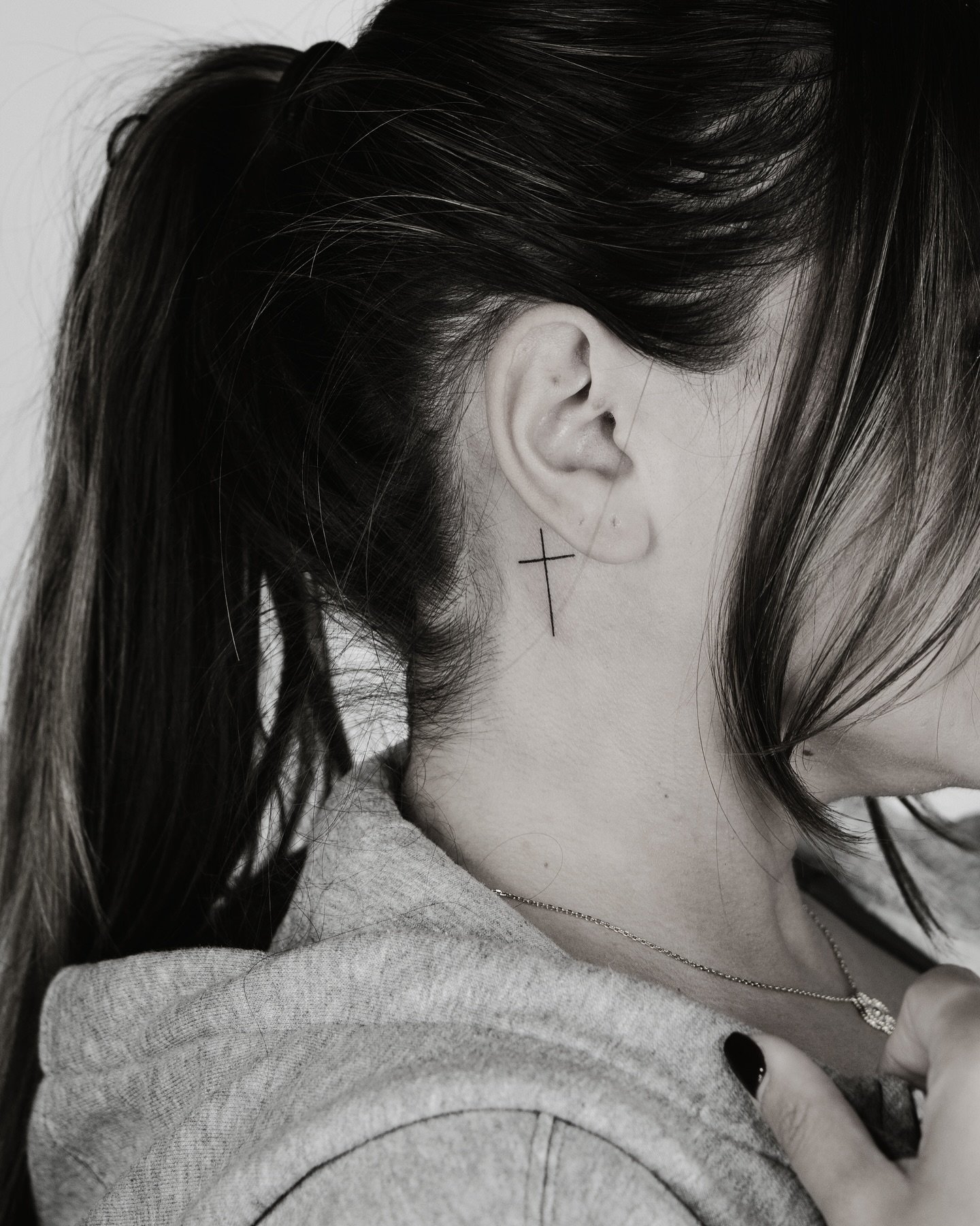 A spontaneous walk-in minimal cross tattoo behind the ear.
.
.
.
#crosstattoo #inked #walkintattoo #behindtheeartattoo