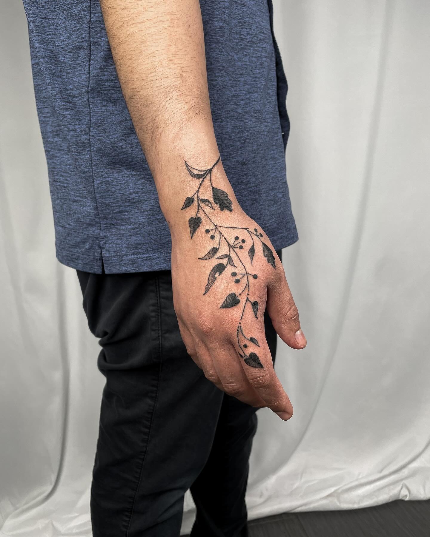 Fun vine with berries concept on the hand for a walk-in client. 

Available for walk ins on weekends 12-7!
Come get tattoos!
-
-
-
-
-
#tattoo #tattoos #tattooed #nytattoo #nyshop