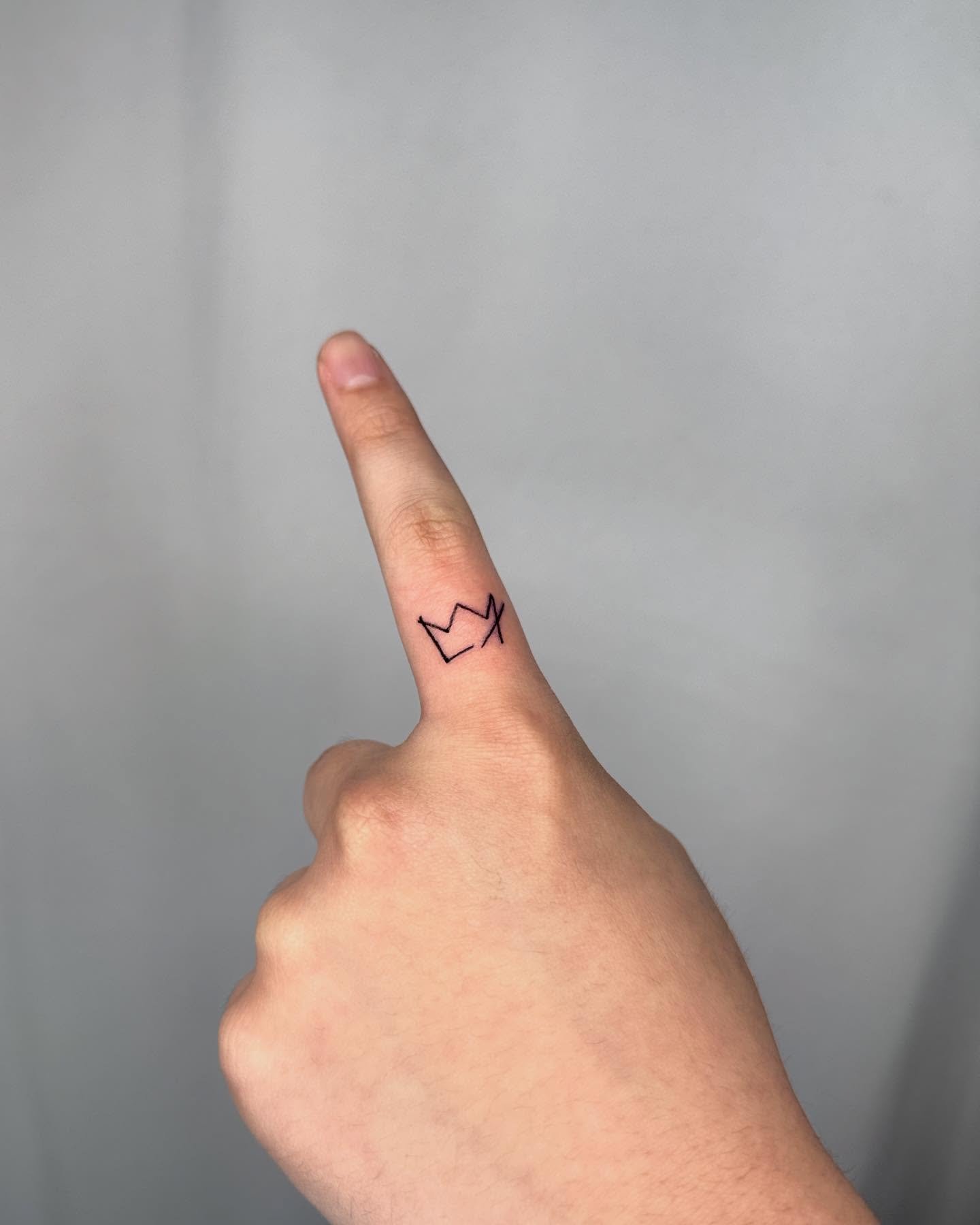 Self design 👑
#flowertattoo #discounttattoo #specialtattoo #girltattoo #boytattoo #linetattoo #tattooart #tattooed #tattoogirls #nytattoo #nytattooartist #nytattoos #flushingtattoo #blackandgreytattoo #blackandgrey #tattoos #tattoostyle #girlswithta