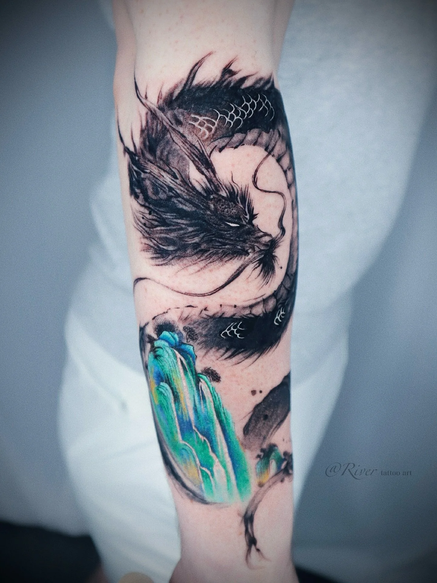 A flowing dragon surrounded by mountains and waterfalls 
#NYCTattoo #FlushingNY #NewYorkTattoo
#InkTattoo #WatercolorTattoo #FineLineTattoo #AsianTattooArt@#DragonTattoo #ChineseDragon #WaterfallTattoo #MountainTattoo #InkFlow #TattooArtistry #Tattoo