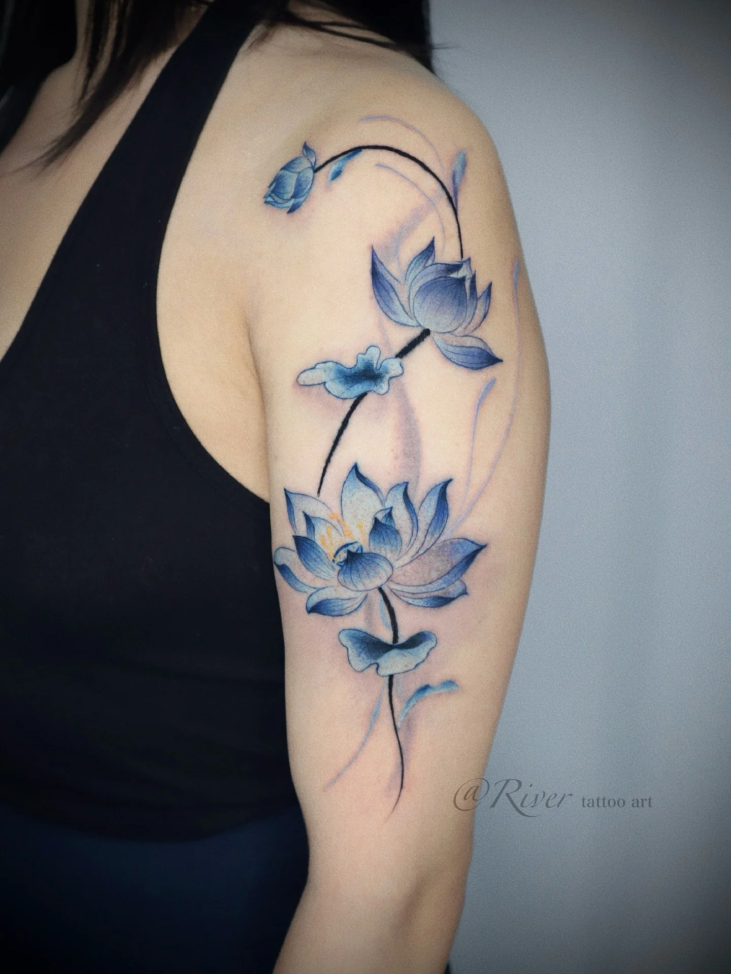 Blue lotus in bloom 🌸✨ graceful and serene.
#NYCTattoo #FlushingTattoo #WatercolorTattoo #BlueLotus #LotusTattoo #FineLineTattoo #FloralTattoo #CustomTattoo #InkArt #TattooArtist #TattooNYC #TattooDesign #BodyArt