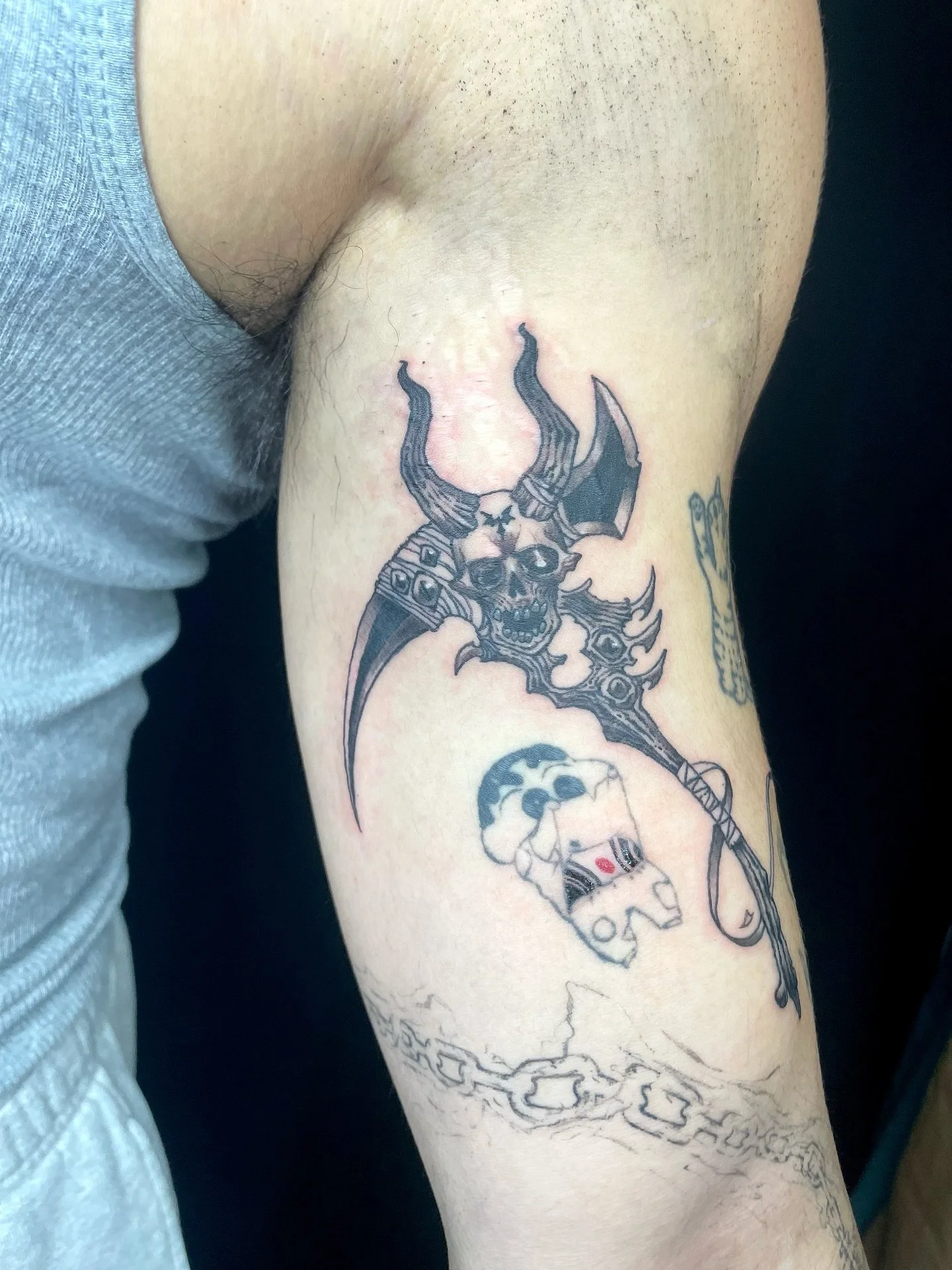 Skull and scythe. 

Had a lot of fun tackling this piece and hoping to get more dark art custom commissions. 
Thanks @vctorye for the cool project!

Needles @emalla.official @emalla.amazon 
-
-
-
-
-
#tattoo #tattoos #tattooed #tattooer #tattooist #t