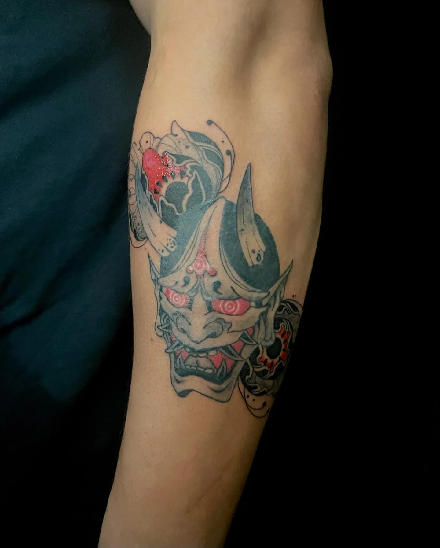 Floral additions to an older mask piece. 
Thanks for the trust again @itshimwatchoutisback !

-
Needles @emalla.official @emalla.amazon 
-
-
-
#nyctattoo #tattoo #tattoos #tattooed #tattooist #tattooart #tattooartist #tattoolife #tattooing #emallacar