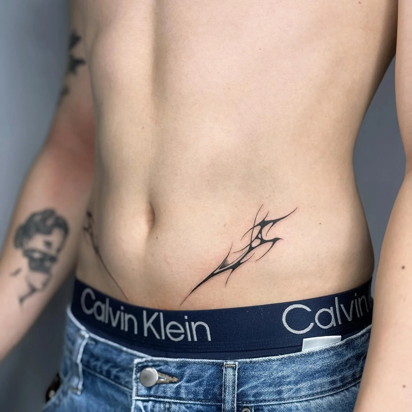 Cybersilim 
#flowertattoo #discounttattoo #specialtattoo #girltattoo #boytattoo #linetattoo #tattooart #tattooed #tattoogirls #nytattoo #nytattooartist #nytattoos #flushingtattoo #blackandgreytattoo #blackandgrey #tattoos #tattoostyle #girlswithtatto