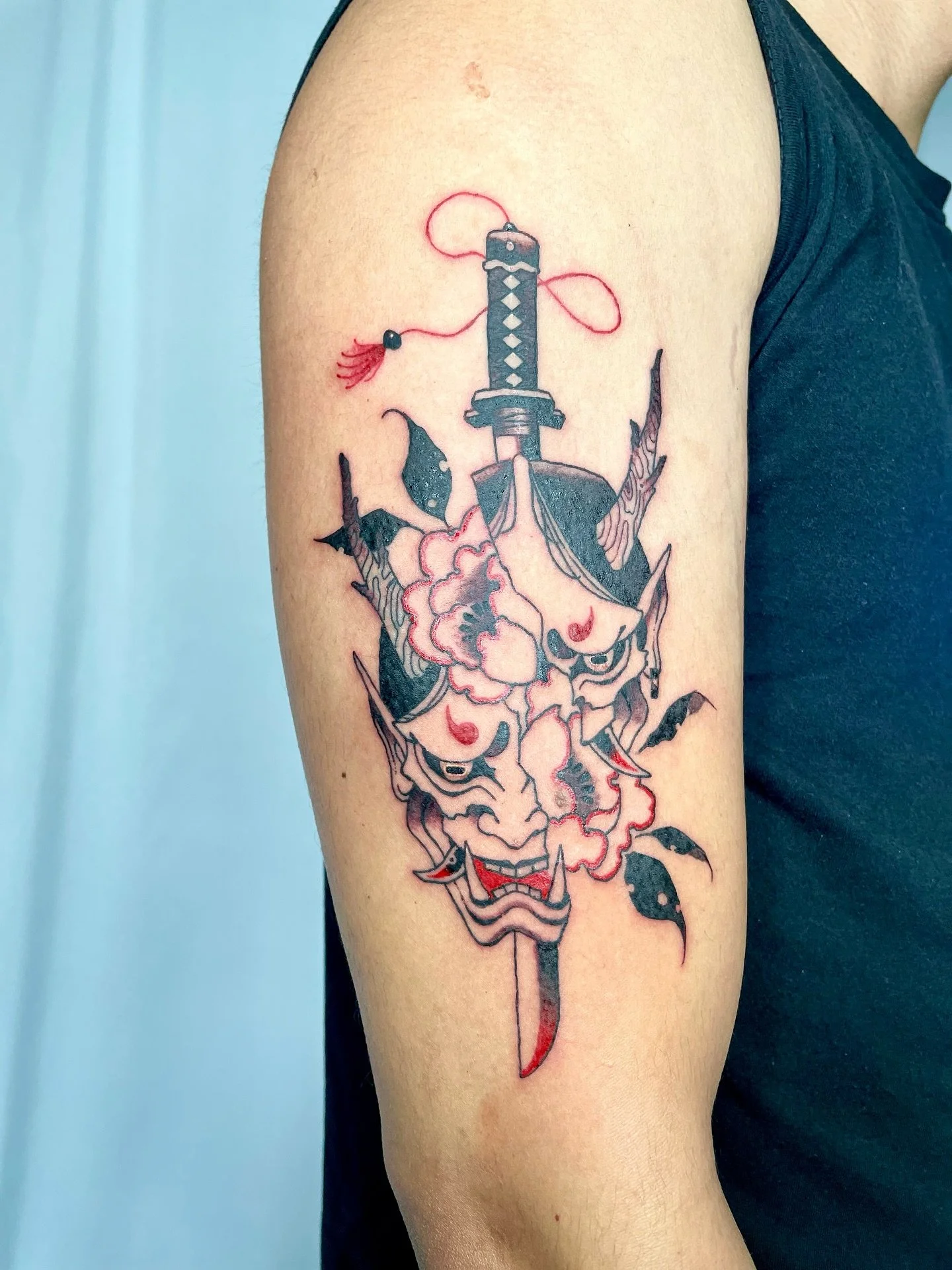 Split hannya mask with flowers and sword. 
Love adding little accents of red. 

Hope to get to do more designs like these in the future!
-
Needles used @emalla.official @emalla.amazon 
-
-
-
-
#nyctattoo #tattoo #tattoos #tattooist #tattoolife #tatto