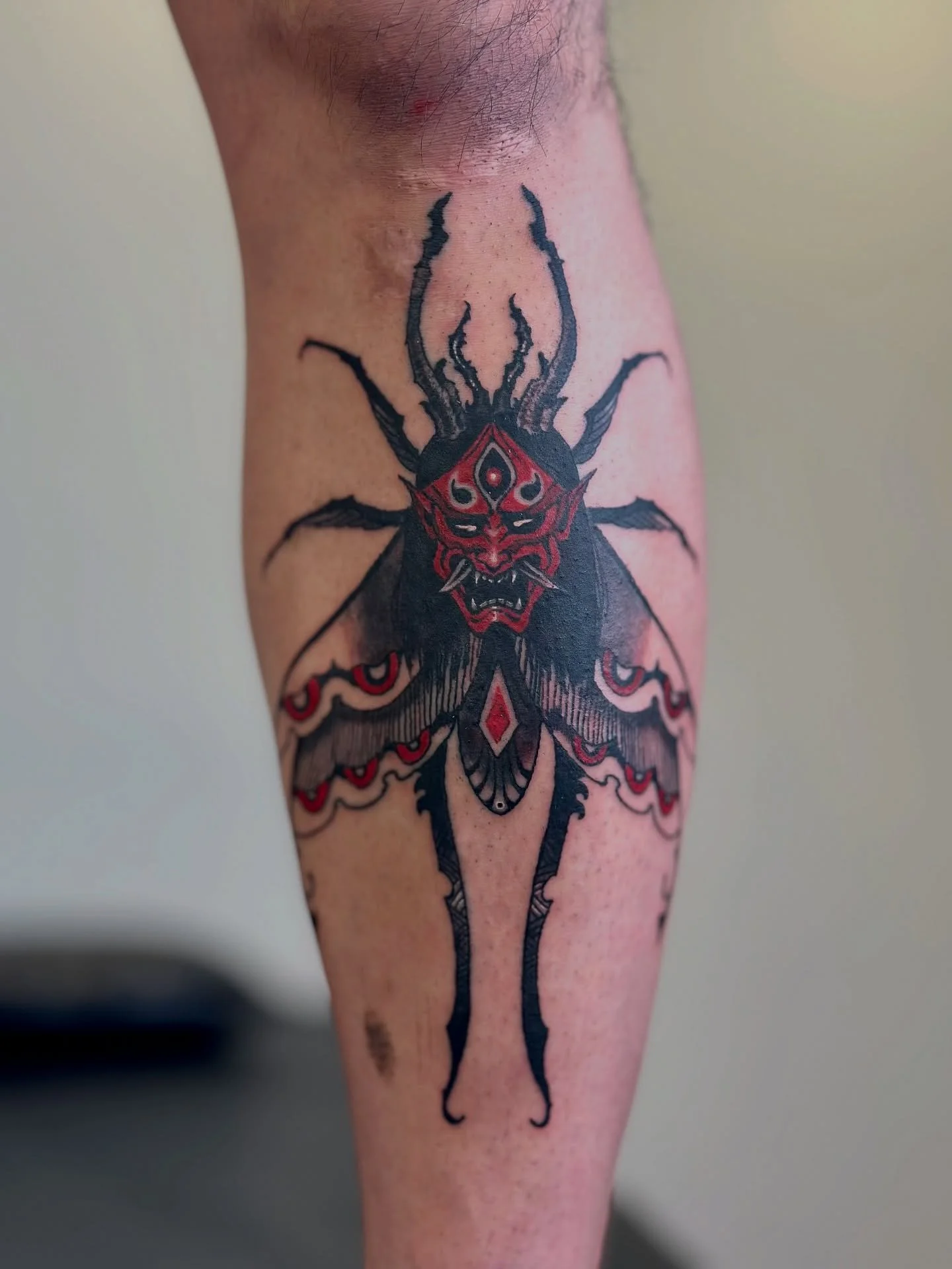 Stylized hannya mask moth. Had fun with the different textures. 

Thanks for the trust as always @vctorye 

Needles @emalla.official @emalla.amazon 
.
.
.
.
#nyctattoo #tattoo #tattoos #tattooist #tattooer #tattoolife #tattoostyle #tattooing #tattool