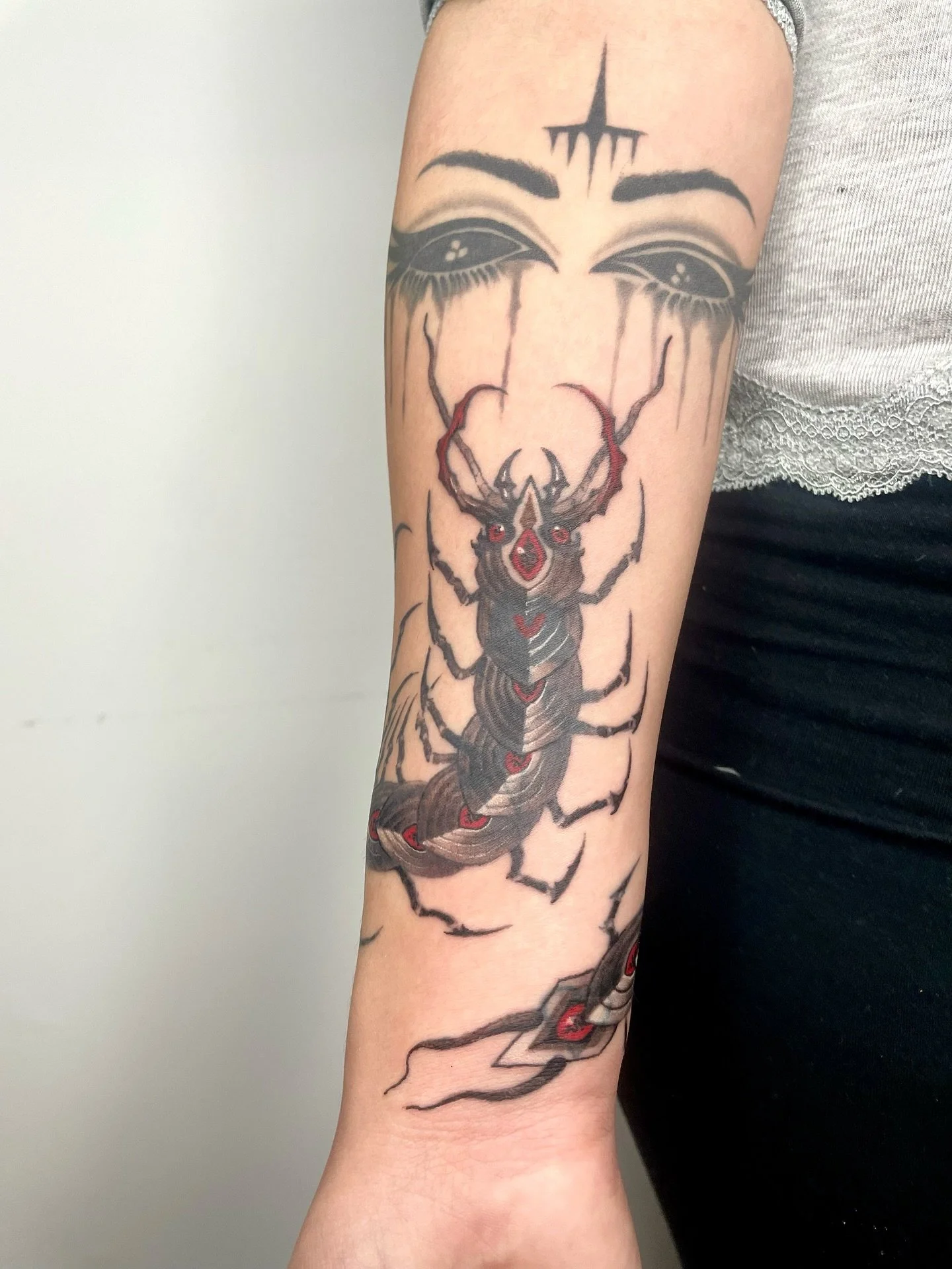 Creepy armor-plated centipede with red accents. 

Loved the way this custom design came out and had lots of fun with it. 

Thanks @change_profile_name for the cool design challenge and the patience &amp; trust!

Needles used @emalla.official @emalla.