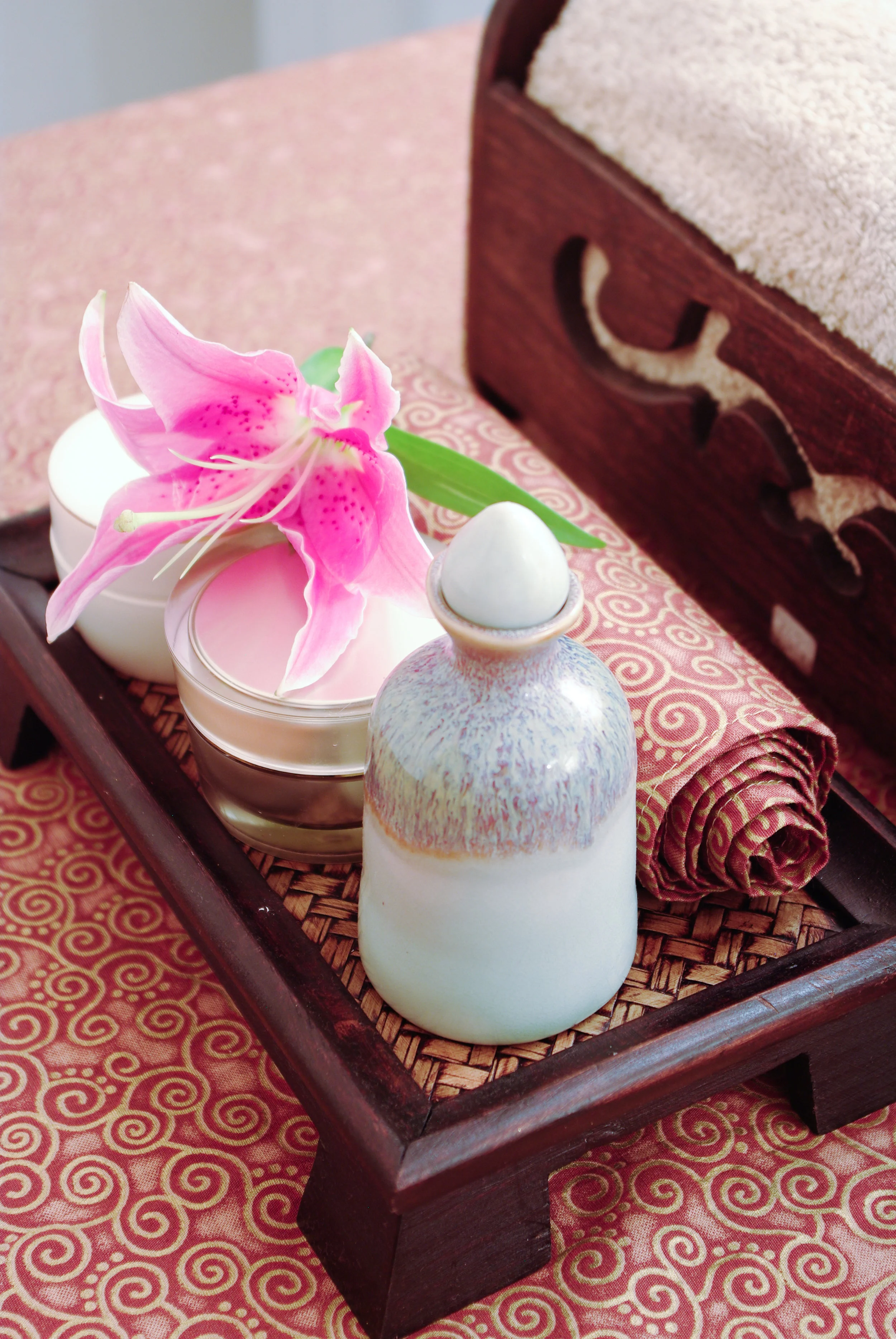 spa-products-of-thailand-set-on-spa-bed_HD3b2Fl_2fx.jpg