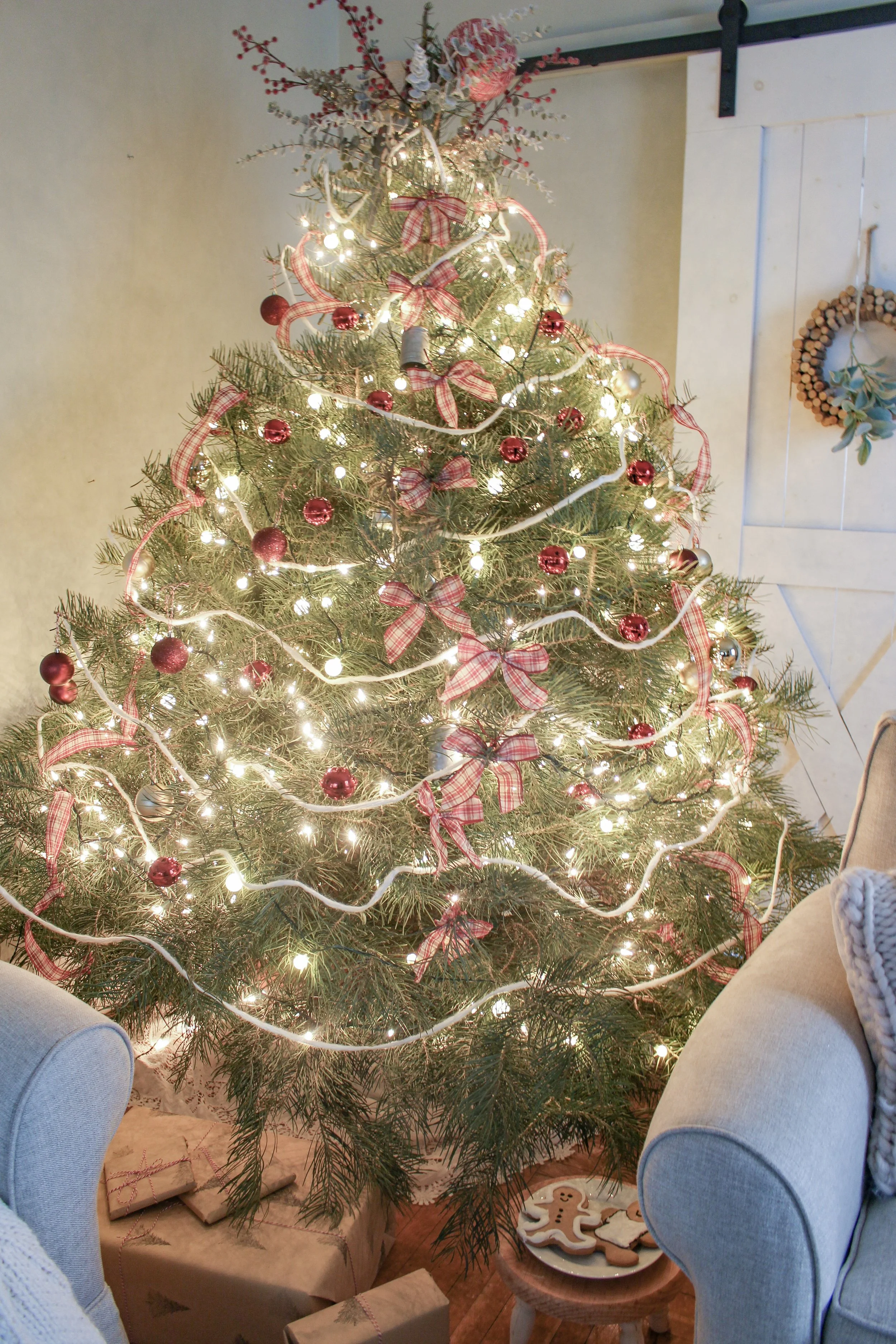 How to Decorate a Christmas Tree