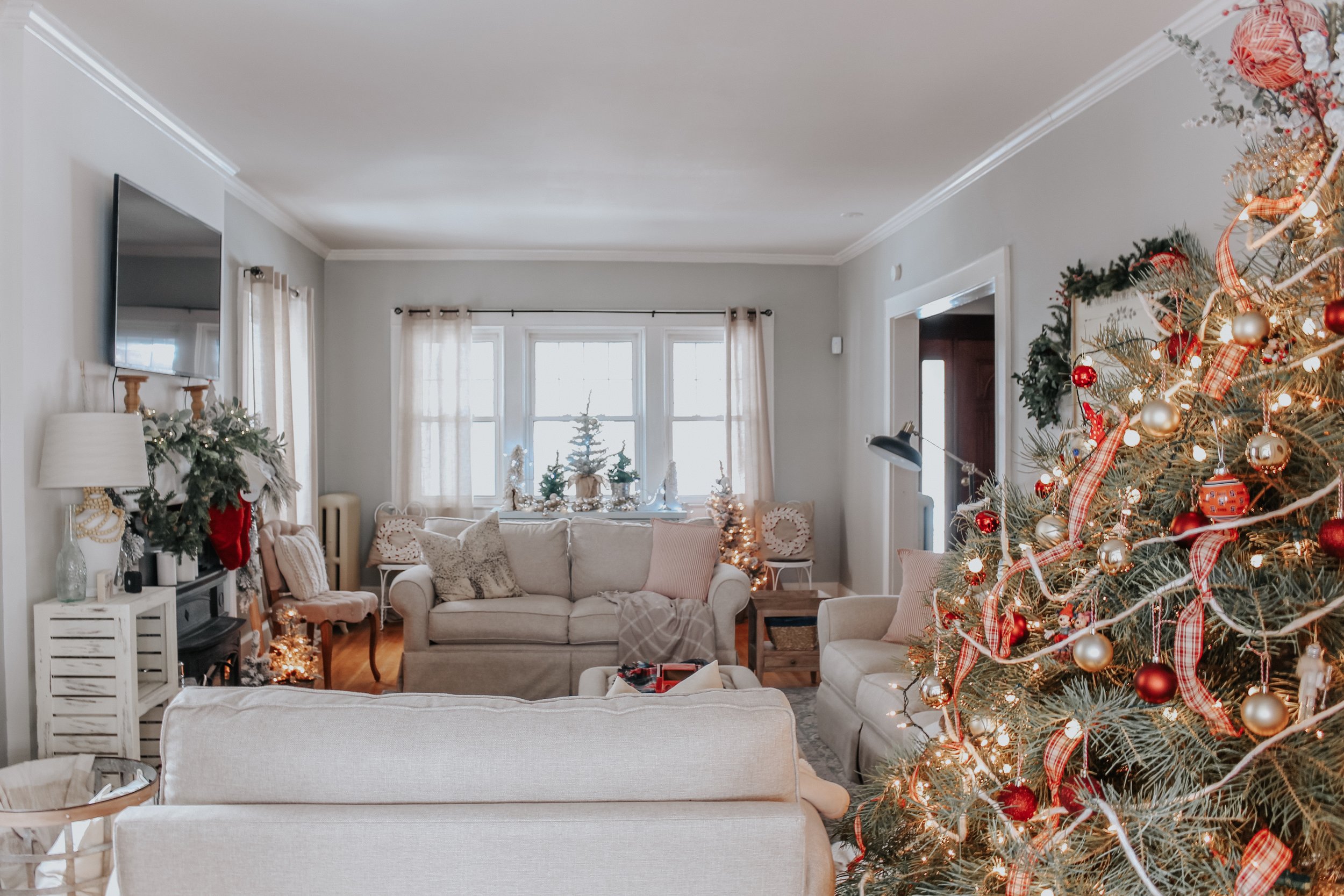 Nostalgic + Cozy Christmas Family Room - Making it in the Mountains