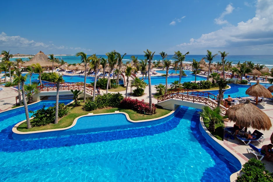 LBPAKU_MEX_POOL_001_low.jpg