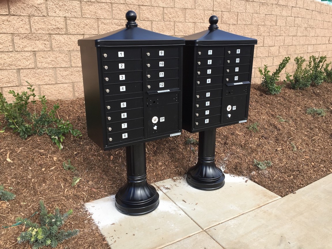 CBU_mailboxes_with_traditional_decorative_package.jpg