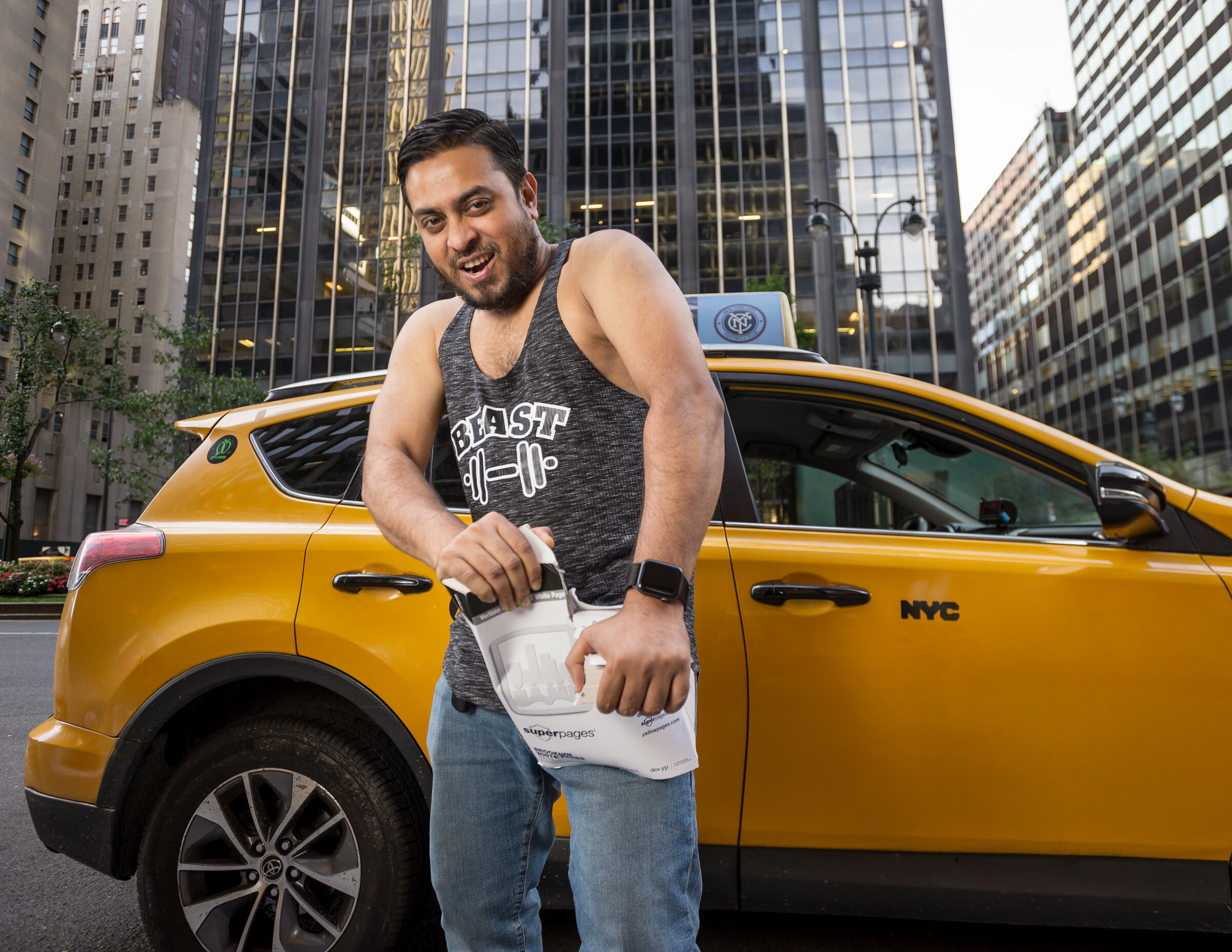 Последний водитель такси. Taksi NYC. Водитель такси. Радостный таксист. Такси Нью-Йорка.