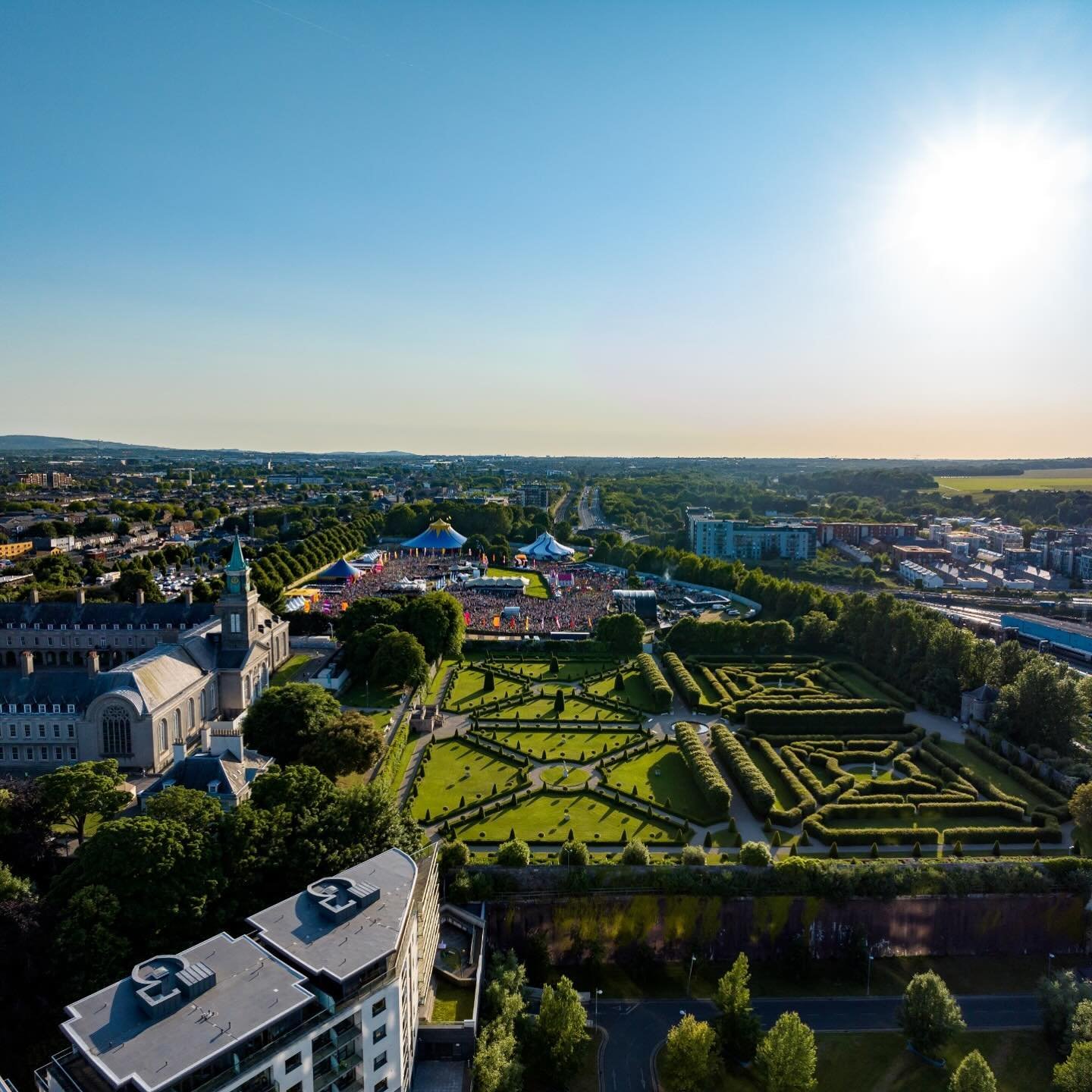 Just under 6 weeks until the iconic @sirrodstewart kicks off our summer series on the grounds of the Royal Hospital Kilmainham ⭐️💫

Join him this Sunday 26th of May, tickets available via Ticketmaster.ie 🎟️