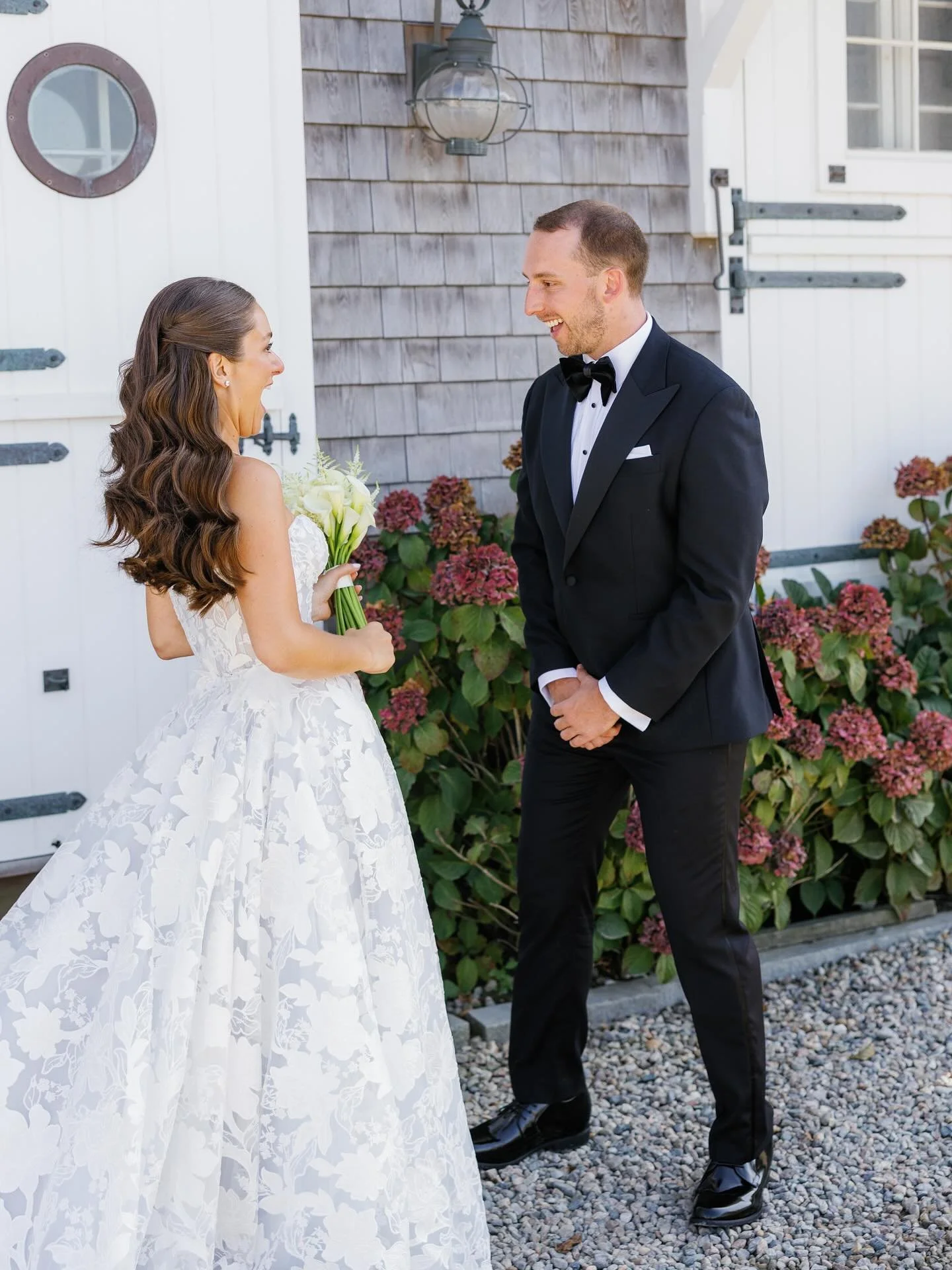 Even in Nantucket humidity, this bride&rsquo;s dream of wearing her hair down came to life. ✨ She envisioned something soft, romantic, and effortless&mdash;and that&rsquo;s exactly what we created. A timeless look that held its own against the ocean 