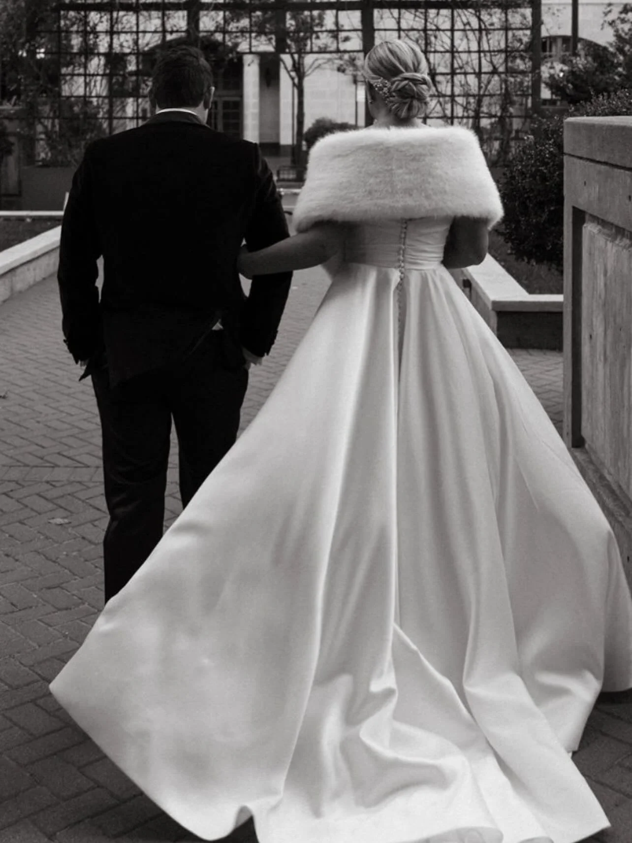 Two looks. One magical night.
From &ldquo;I do&rdquo; to the after-party&mdash;your vision, perfected 🤍
Book me for your special day.
🥂🫶🏼 >>swipe to see day to night 🥂