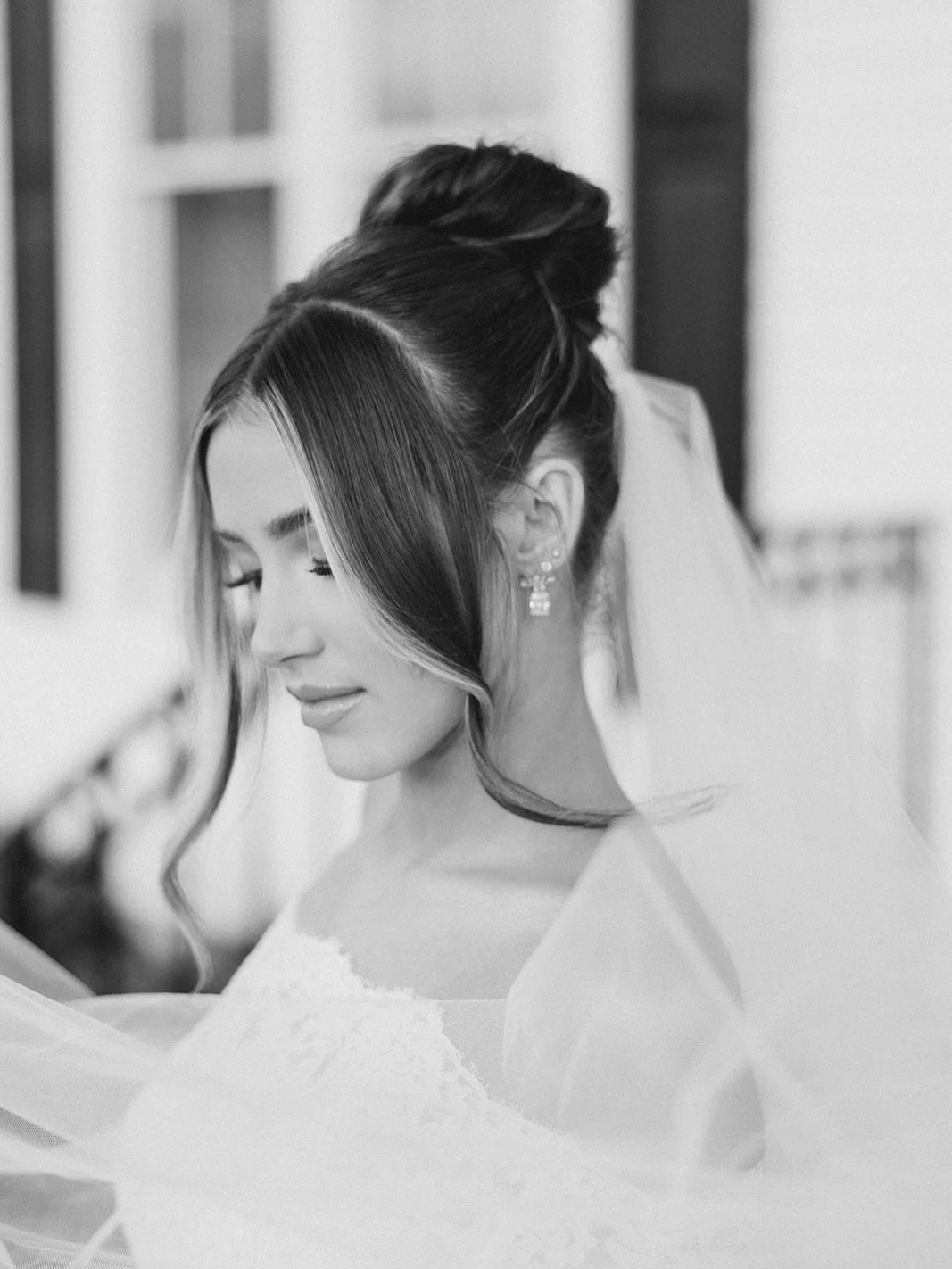 One thing about me&hellip; I will always love a good bun 🤍

Timeless, elegant, and endlessly versatile &mdash; whether it&rsquo;s sleek and structured or soft and romantic, a bun never goes out of style. It&rsquo;s the kind of look that feels elevat