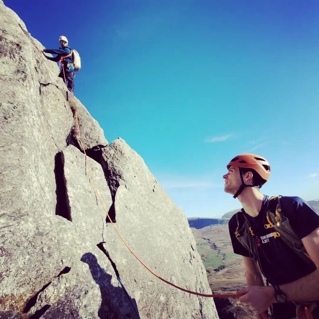 Thanks to John for this ace shot of me leading the first pitch of Nor Nor buttress today. This weekend we were out providing another scrambling course for Austrian Alpine Club UK members in the Ogwen valley 

📸: @john__lees

#mountaineering #austria