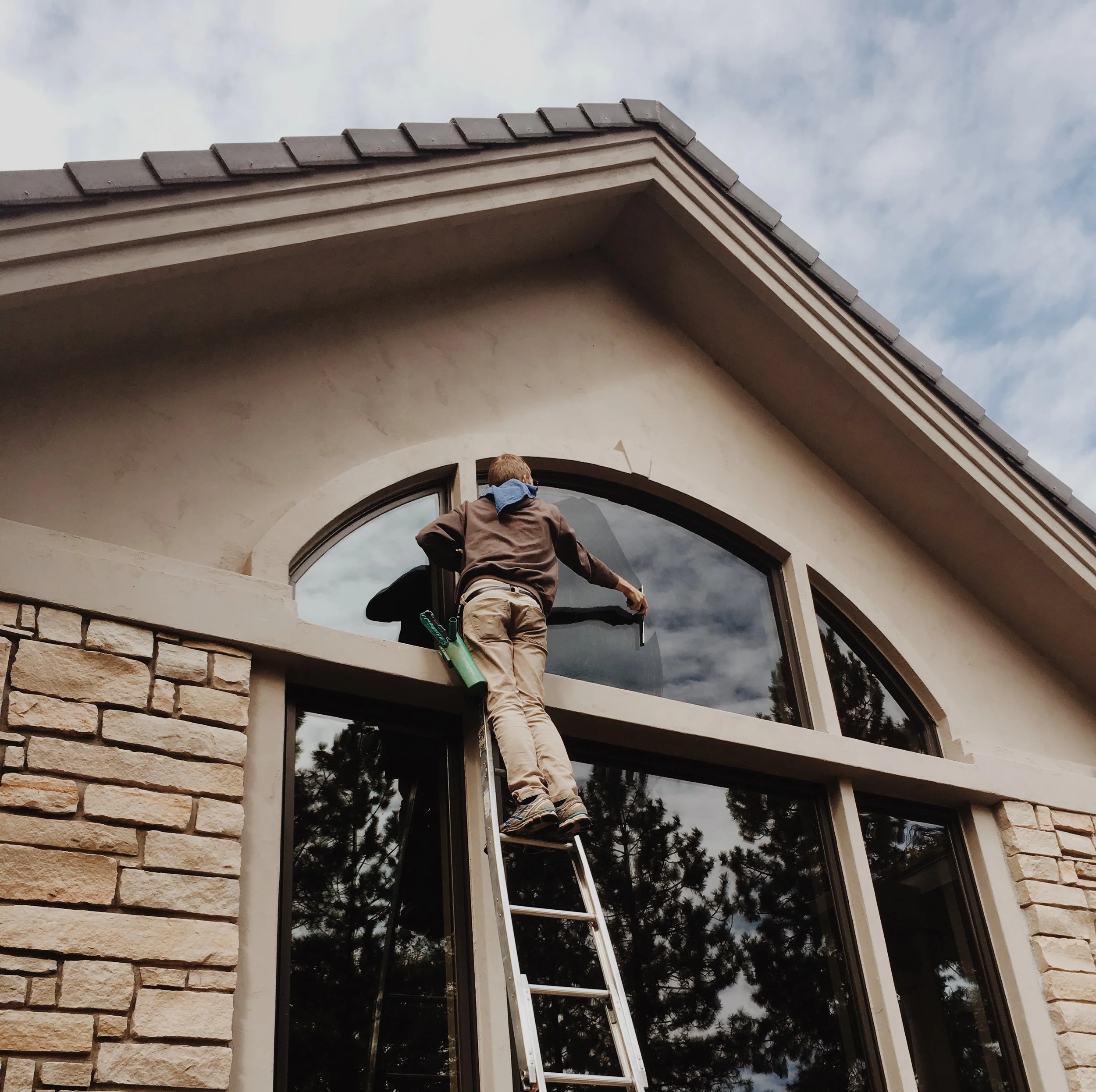Window cleaner from Sunshine Window Cleaning servicing a home in Bend Oregon