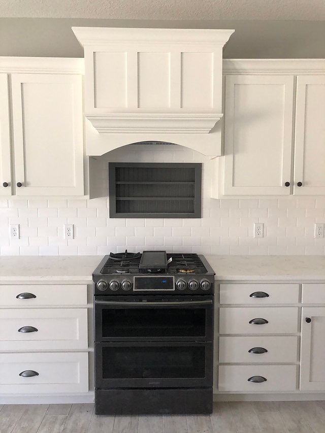 3-panel Shaker hood with mantle