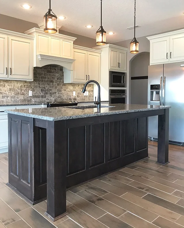 Square posts and apron under bar