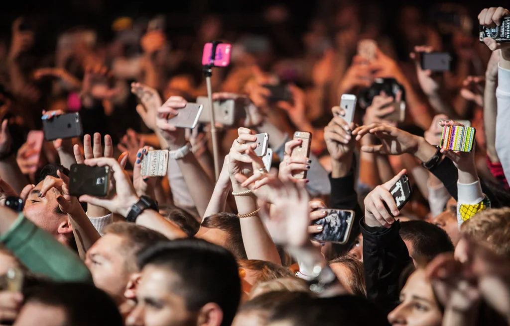 kids-at-concert-with-smartphones.jpg