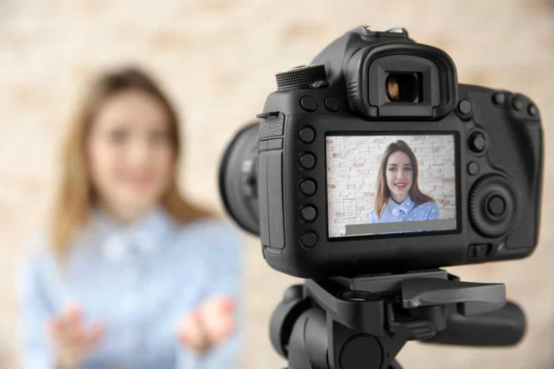 female-camera-selfie-ss-1920-800x533.jpg