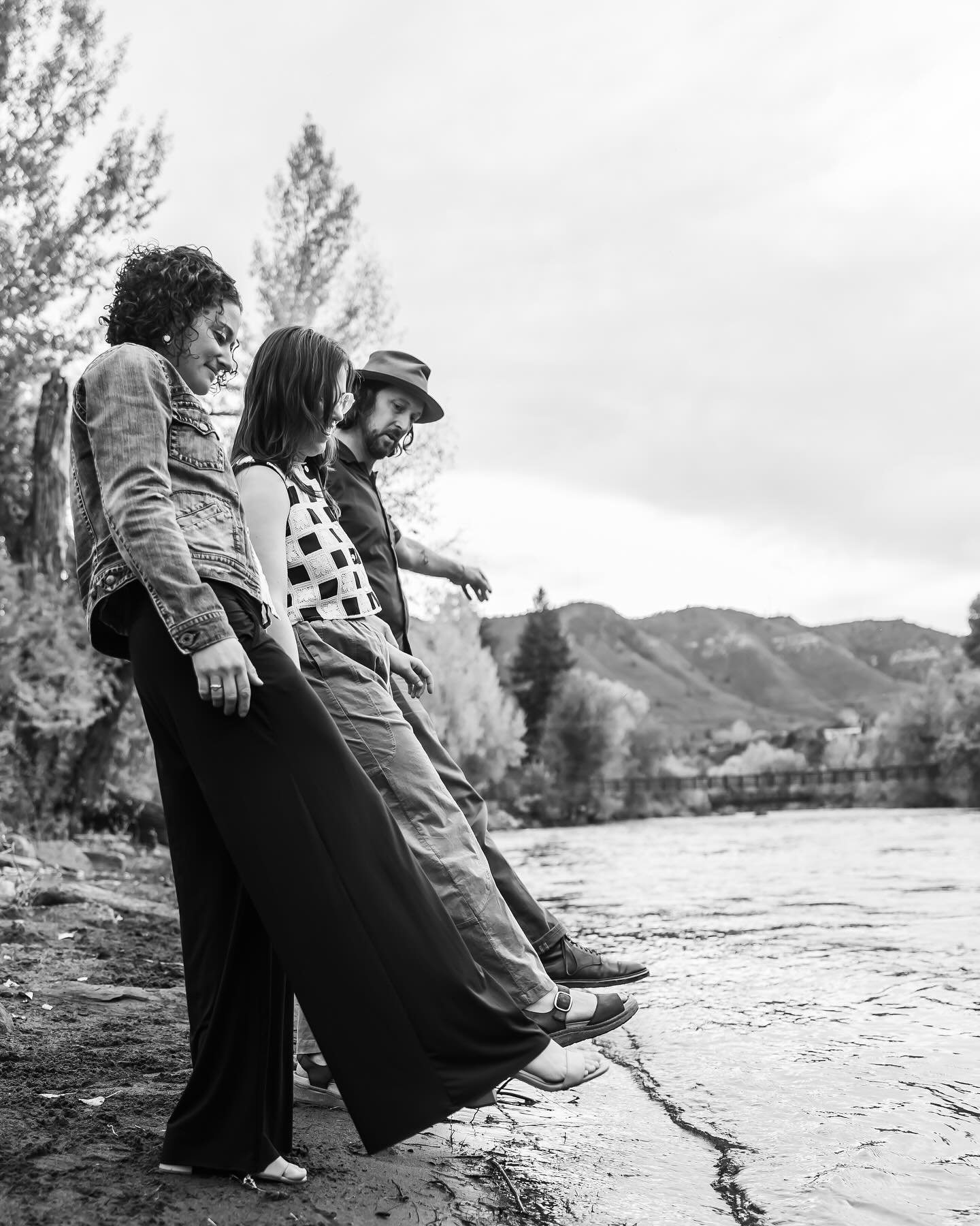 About to step into another run of shows! See you soon WI &gt;IL&gt;WI&gt;IA 🚐 *vroom vroom*

11/5 @gibsonmusichall 
11/6 @themusicboxrockford 
11/7 @slowpokelounge
11/8 @volga_city_opera_house @turkeyrivercabinconcerts w/ @josephhubermusic 
11/9 @ma