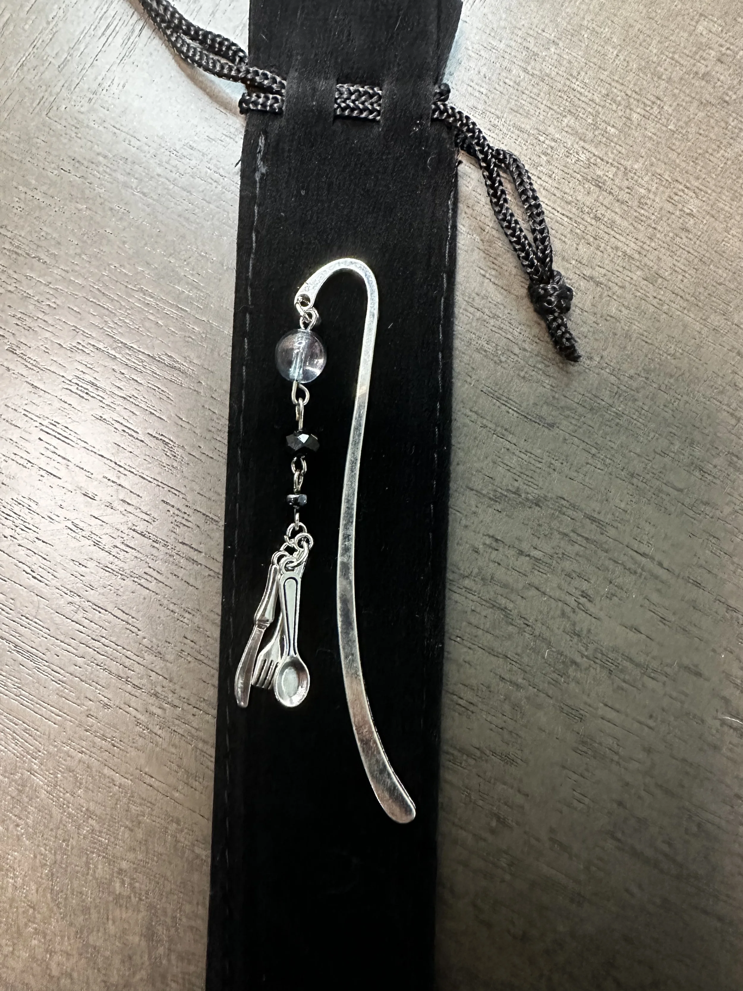 Utensil romance bookmark: black bead. *Shipping included/US only