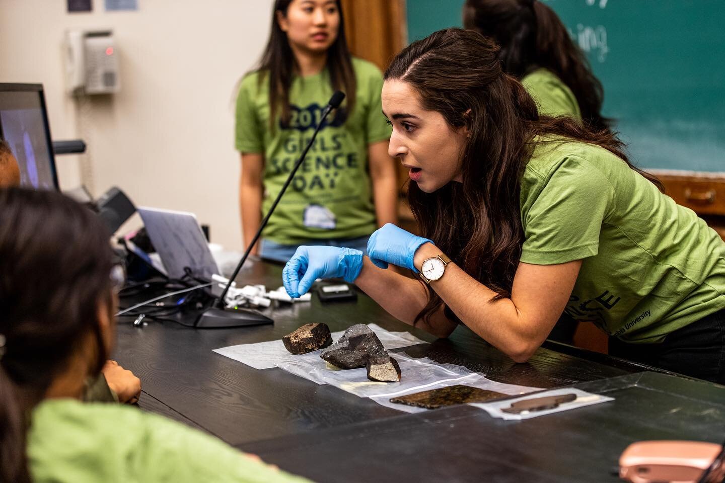We are happy to announce that we&rsquo;re back ! We are hosting a small scale Girls&rsquo;Science Day Fall 2021 edition November 13th, with covid restrictions applied. Get excited 😆✨🧫🧬🥼🔬🧪🔭
.
.
.
Shown here, scientist @marinagemm showing middle