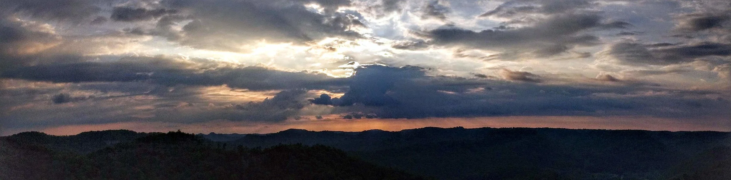 A panoramic view with amazing clouds on Auxier Ridge
