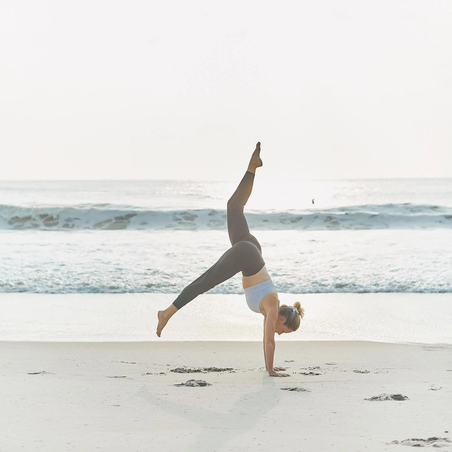 Literally so happy to be home &amp; ready to teach some yoga this weekend! (Trust me, I was practicing components of yoga the WHOLE time I was ✈️)

A couple extra chances to flow:

Friday:
 10 am Vinyasa @ocpureyoga 

Saturday: 8 am FREE Beach Yoga @