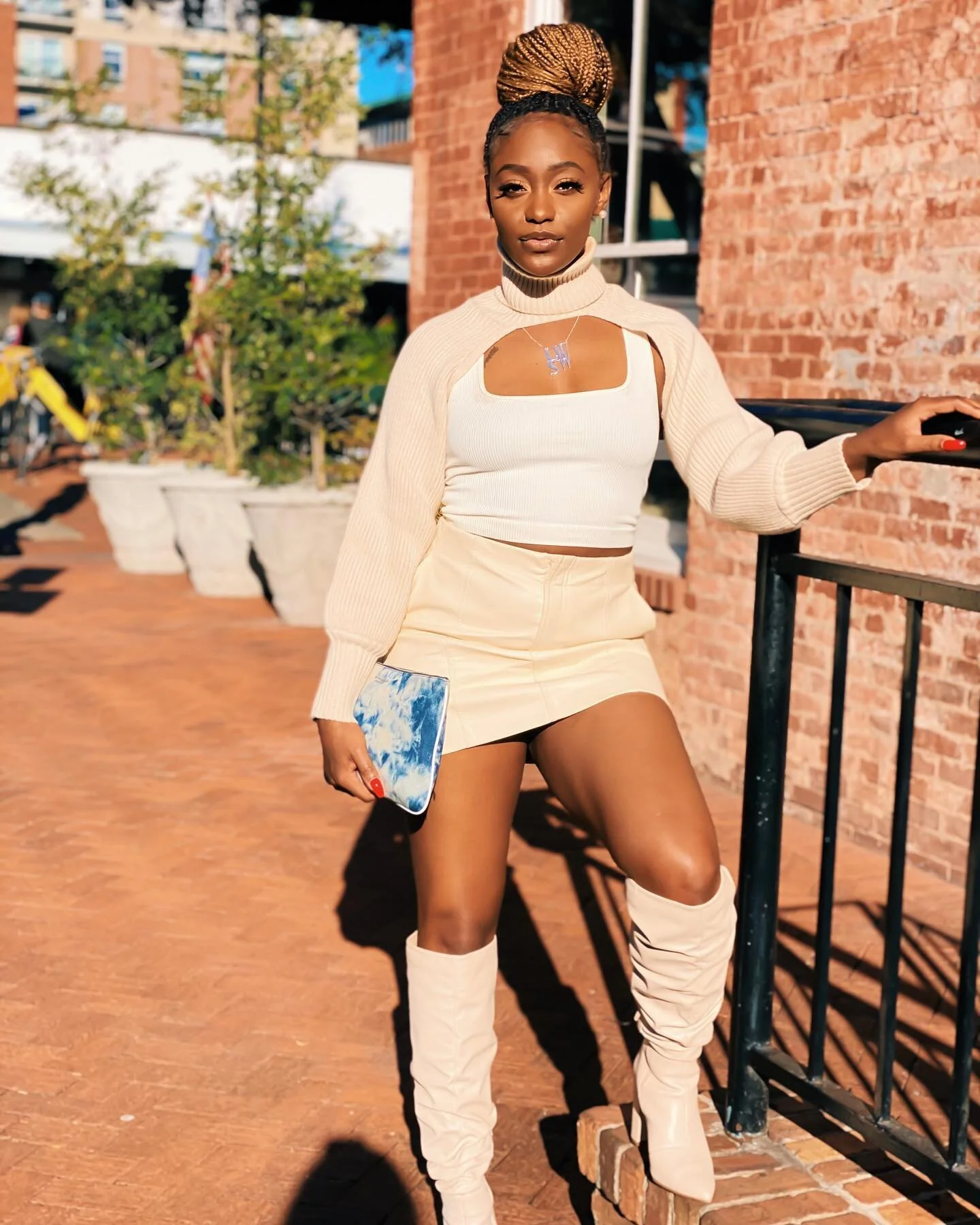 Head high cause I&rsquo;m holding up my c r o w n.

.
.
#blackgirlmagic #blogger #blackbloggers #contentcreator #softglam #softglammakeup #interiordesign #blogger #vlog #denverblogger #nike #colorado #denvercolorado #compoundcommunity #peerlessmagazi