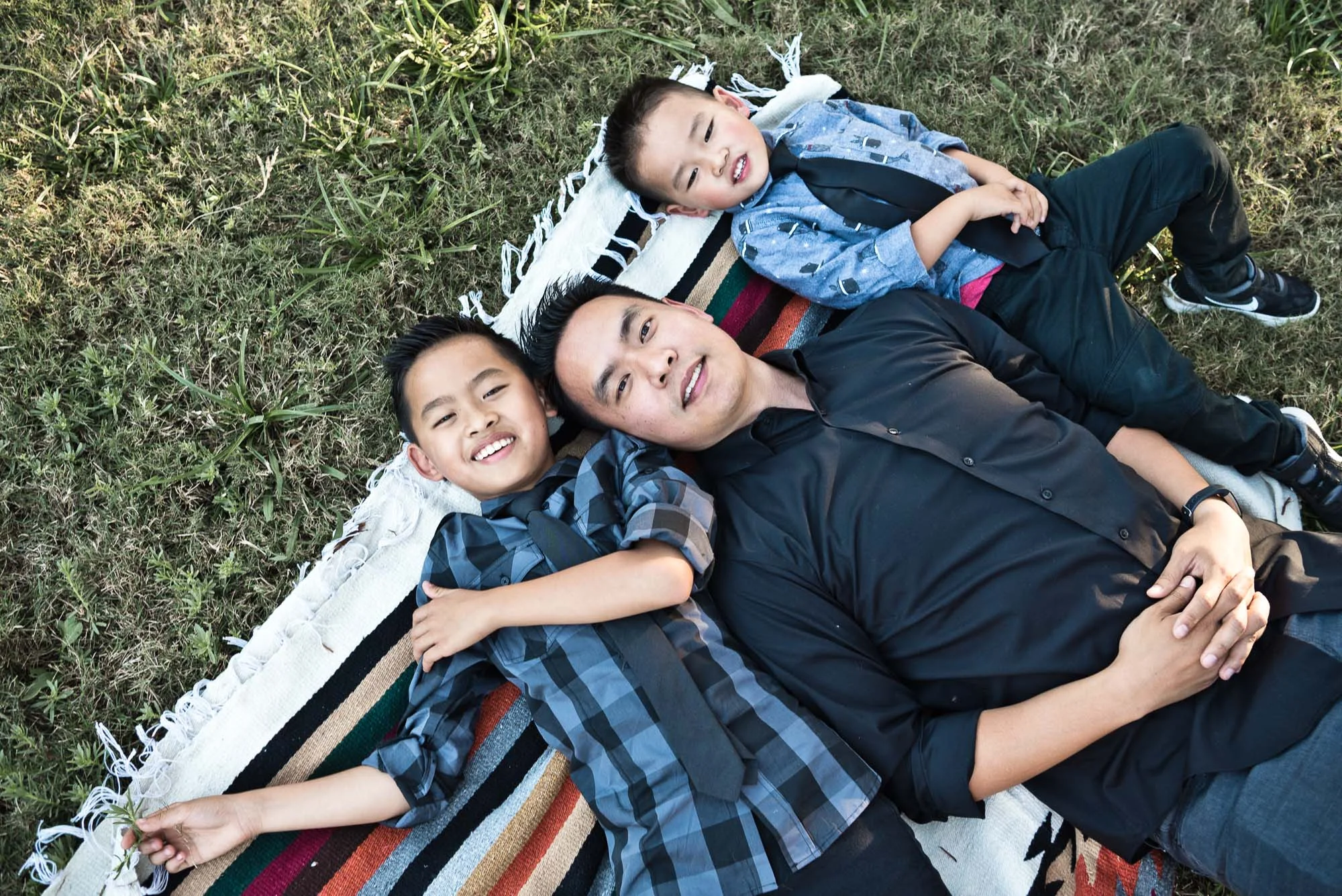 Kids lying on a Native American motif blanket in family portrait session in Cedar Grove Park in Tustin, California. Full post at lisahuchen.com.