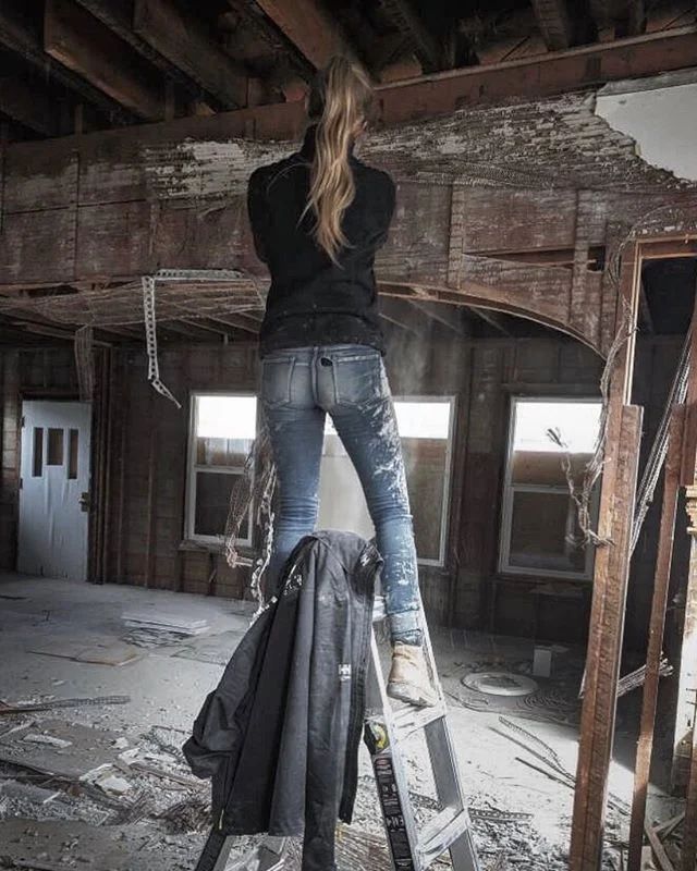 Demo is almost done over here at Colby! 🎉 Getting ready to move onto framing.
.
.
.
.
.
.
.
#construction #constructionworker #constructionlife #constructiongirl #jobsite #tradeswomenofig #demoday #demolition #beforeandafter #hometransformation #hou