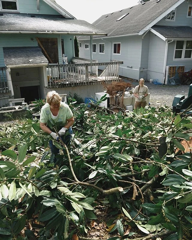 When the weather is this nice everyone gets in on the landscaping 🌿☀️
.
.
.
.
.
#landscapedesign #landscapingproject #flippinghouses #demoday #houseflipping #propertymanagement #propertydevelopment #propertyinvestment #constructiongirl #construction