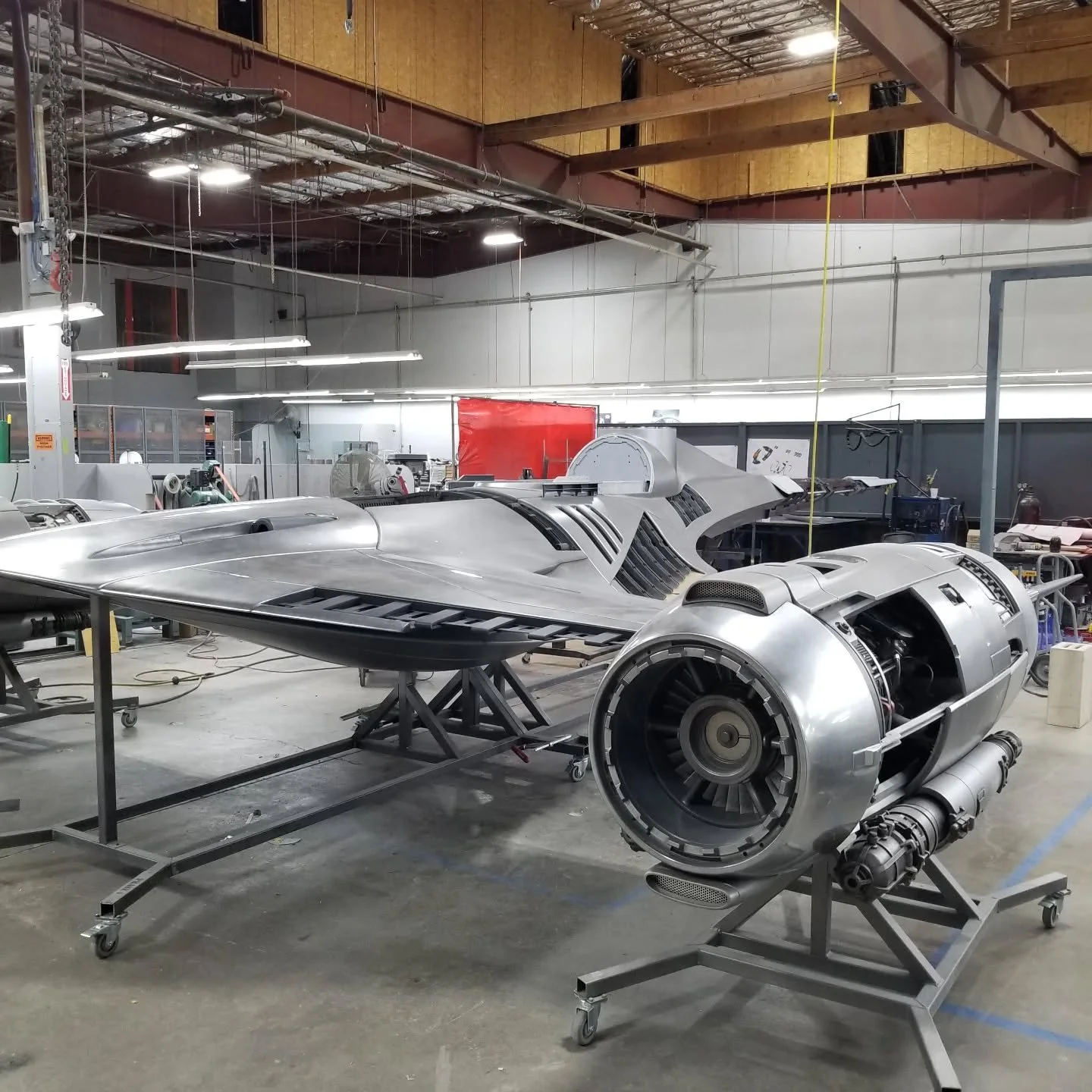 Another Star War, we had the pleasure of working on Mando's N1, this big job brought us back from quarantine and had 4 different phases of assembly/repair. It was a team effort with @travisjacksondesigns, @tonystockert, and a dozen others to make thi
