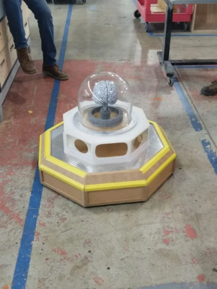 Got to design the Robo Brain / "Brain on a Roomba" for @falloutonprime I'm very glad we went back to the original design without the giant base to hide the car underneath, but nobody realized the water would magnify the 🧠 

#props #propmak