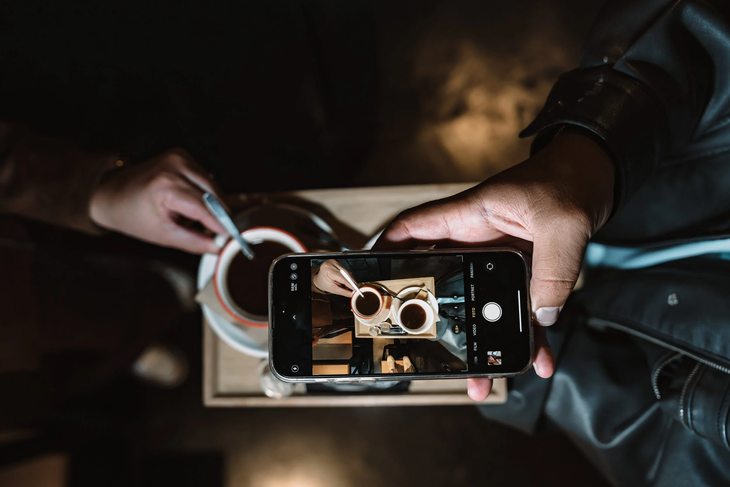 Close-up van koffiebeleving bij Soulmade Coffee, vastgelegd in brandfotografie