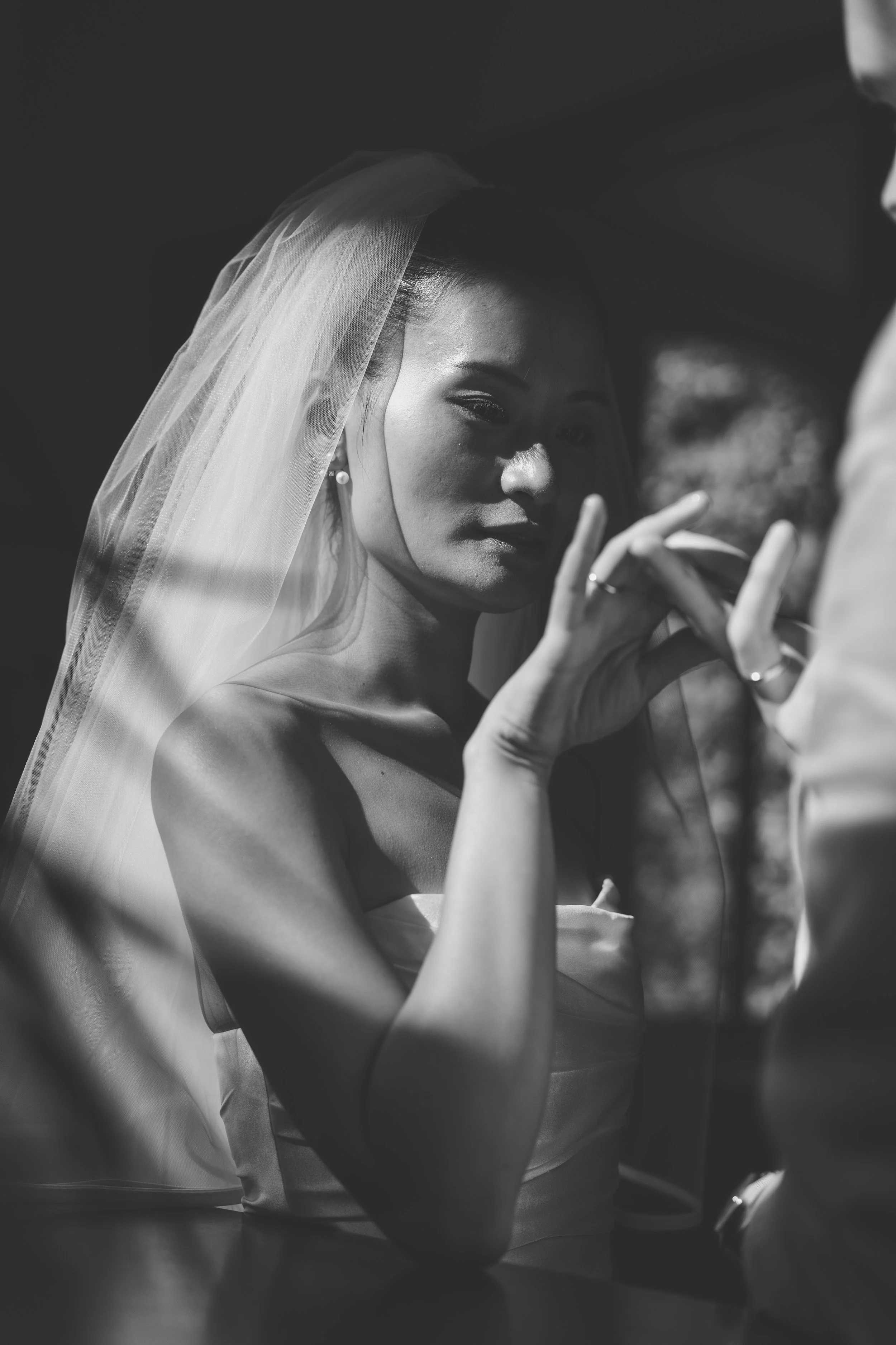 Bruid lacht spontaan tijdens een intiem moment op de dansvloer, warme sfeer en zacht licht tijdens huwelijksfeest