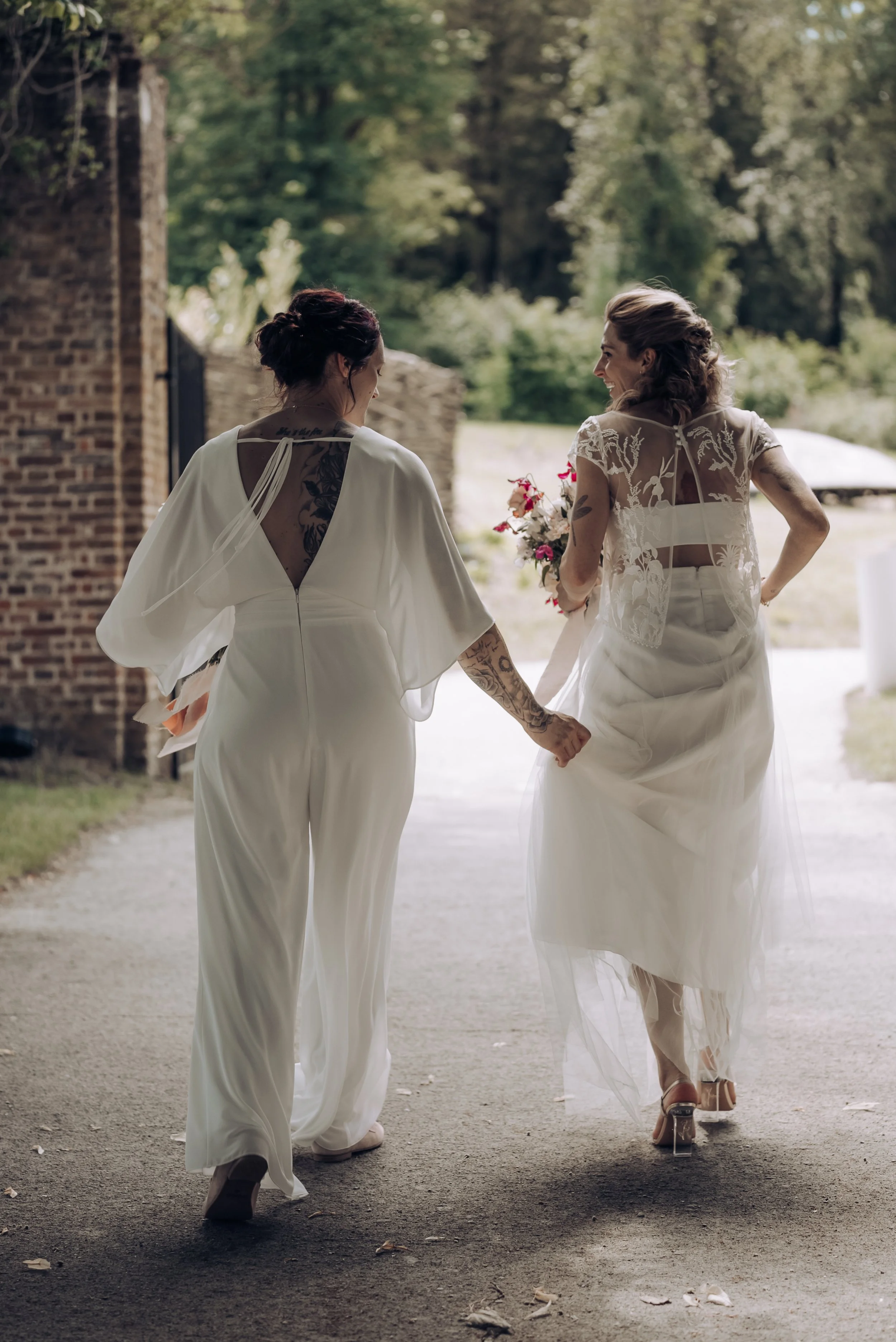 Sfeervol avondfeest tijdens huwelijk met focus op beleving, licht en echte momenten in plaats van pose